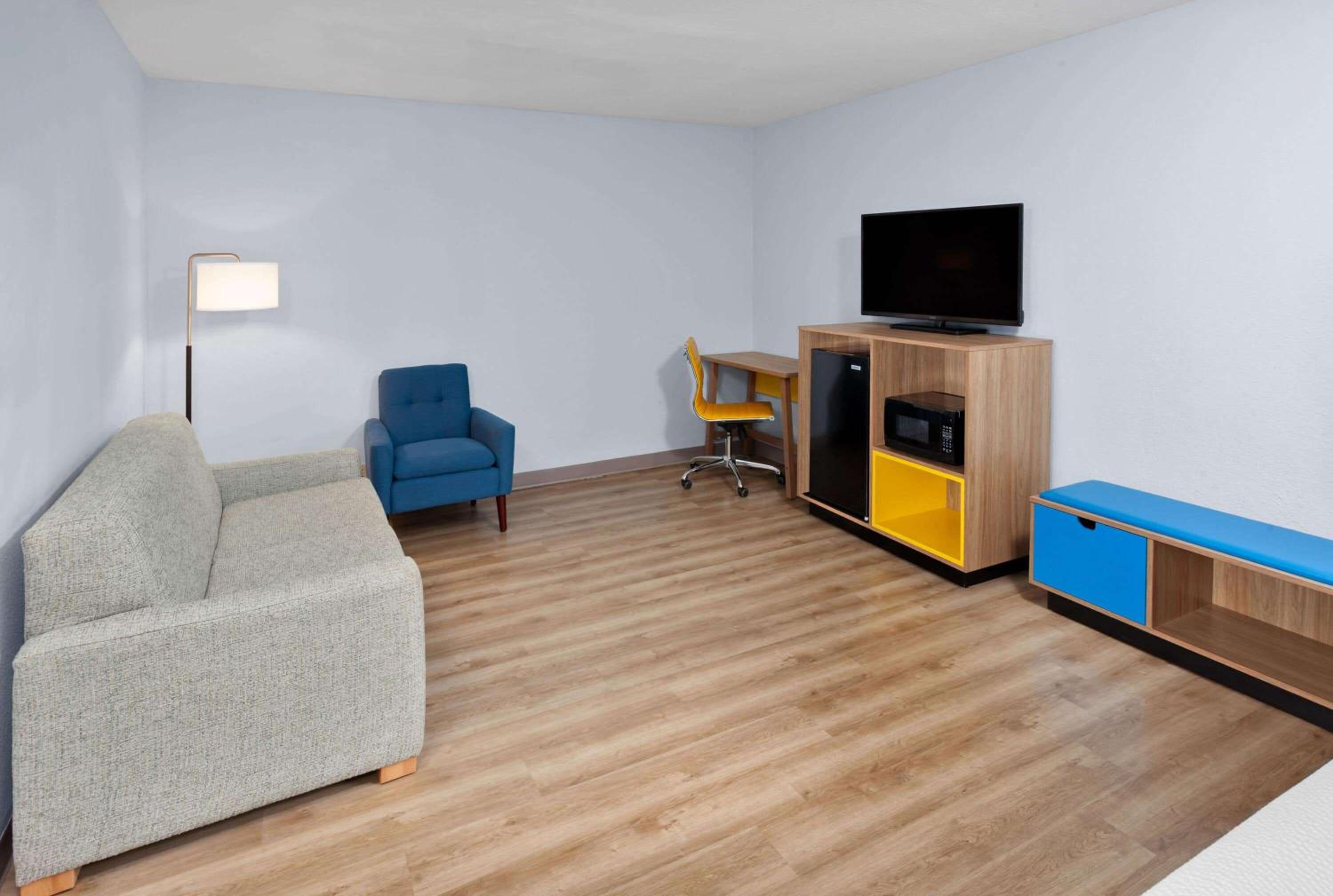 King Suite - Non-Smoking photo 1