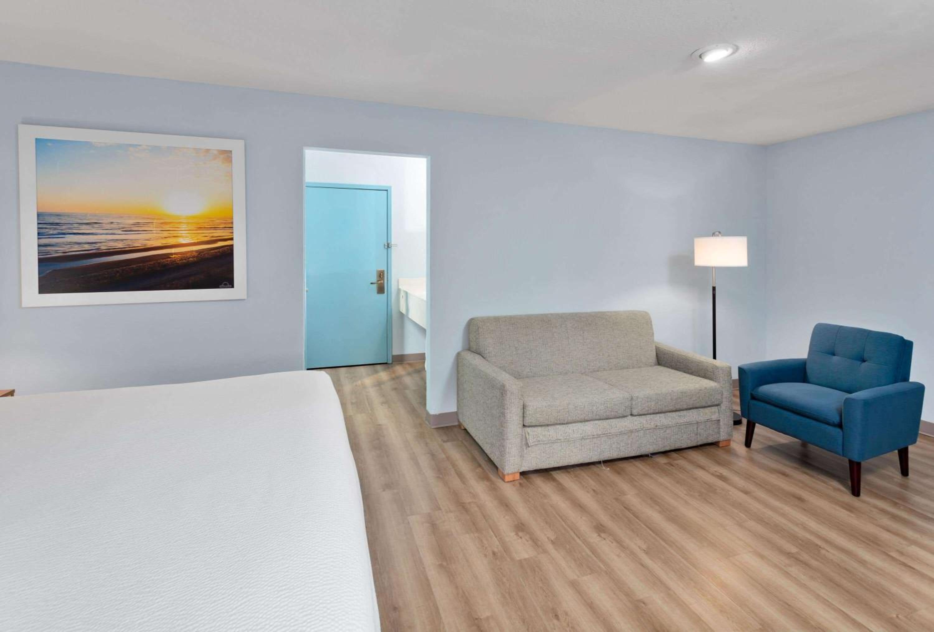 King Suite - Non-Smoking photo 2