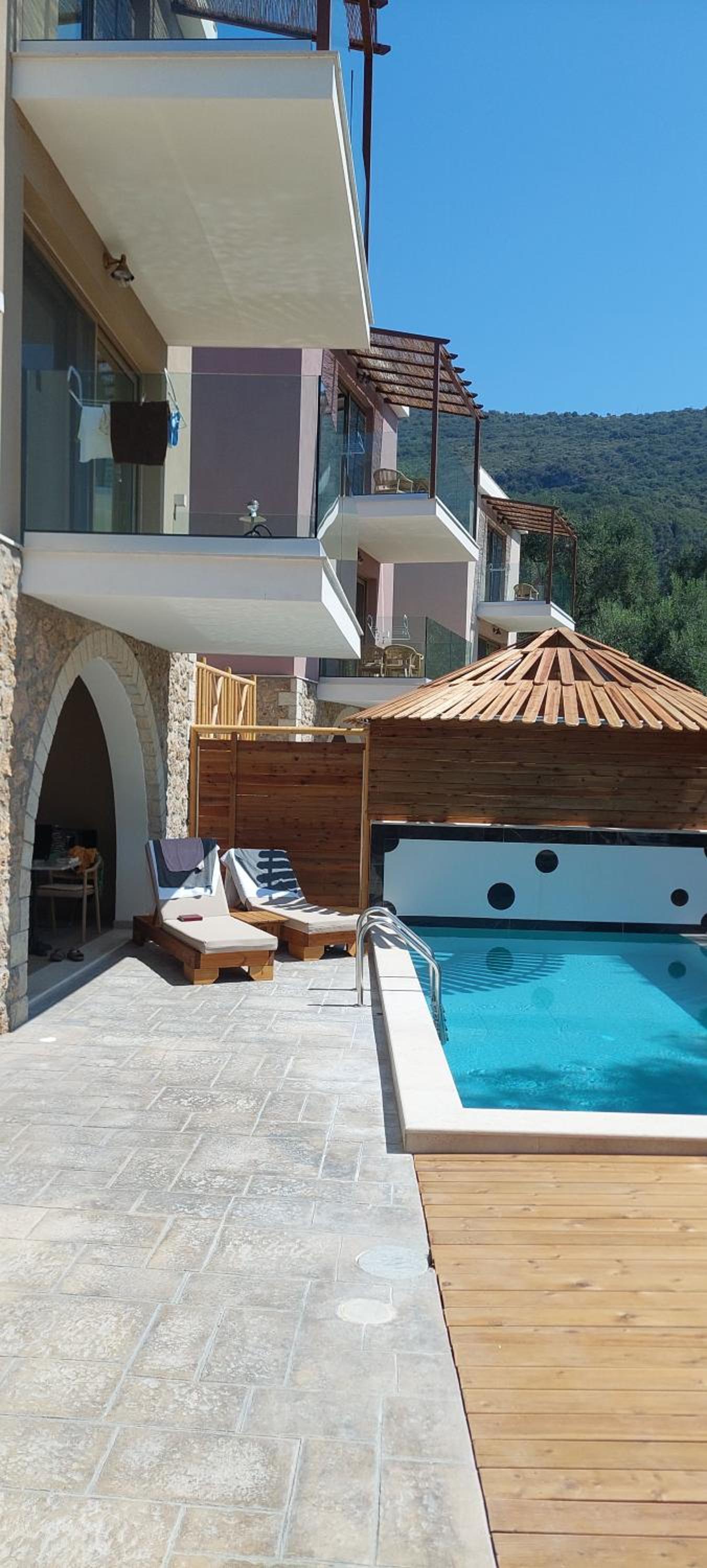 Junior Suite with Private Pool - Photo 26