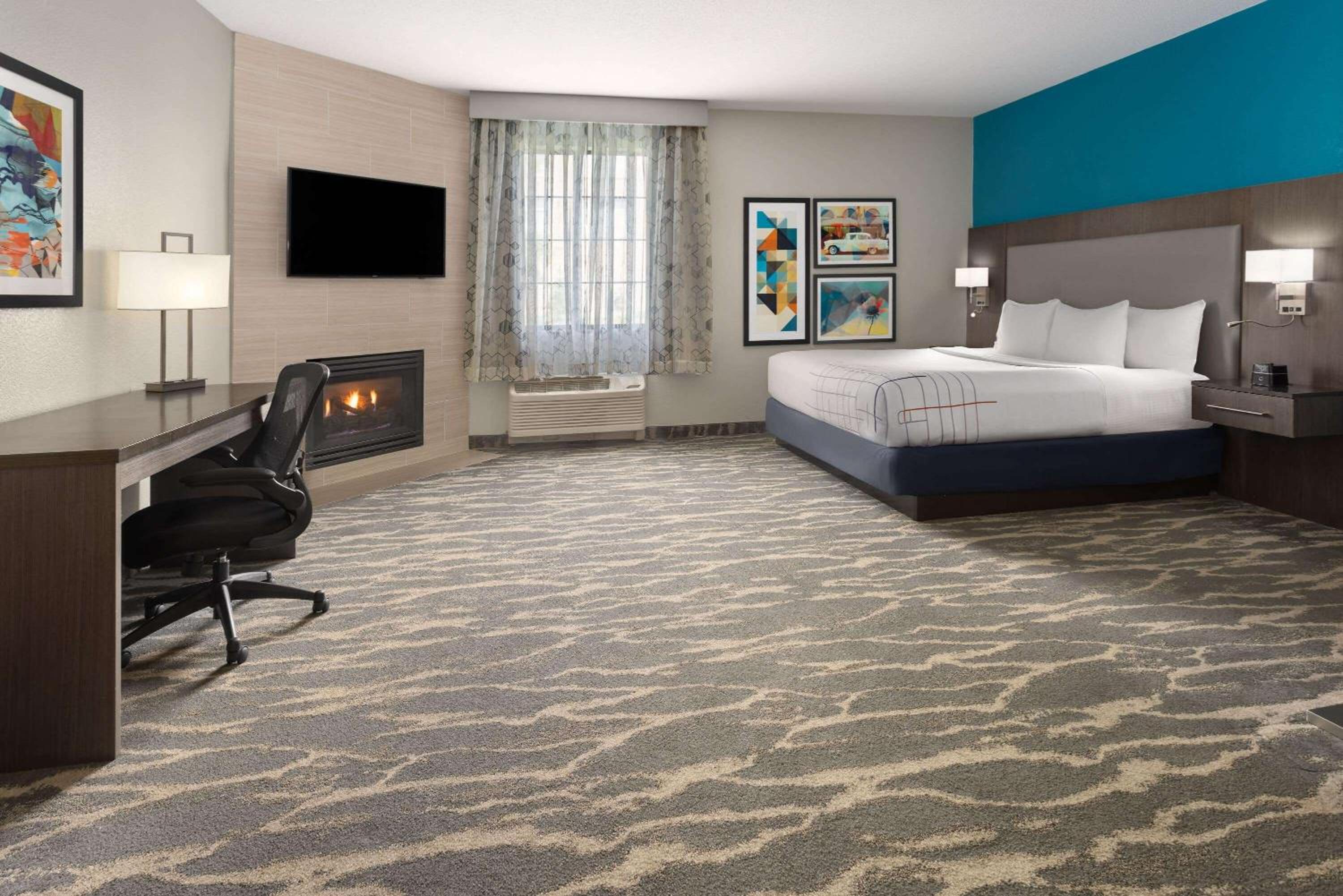 Deluxe King Room with Fireplace - Non-Smoking - Photo 1
