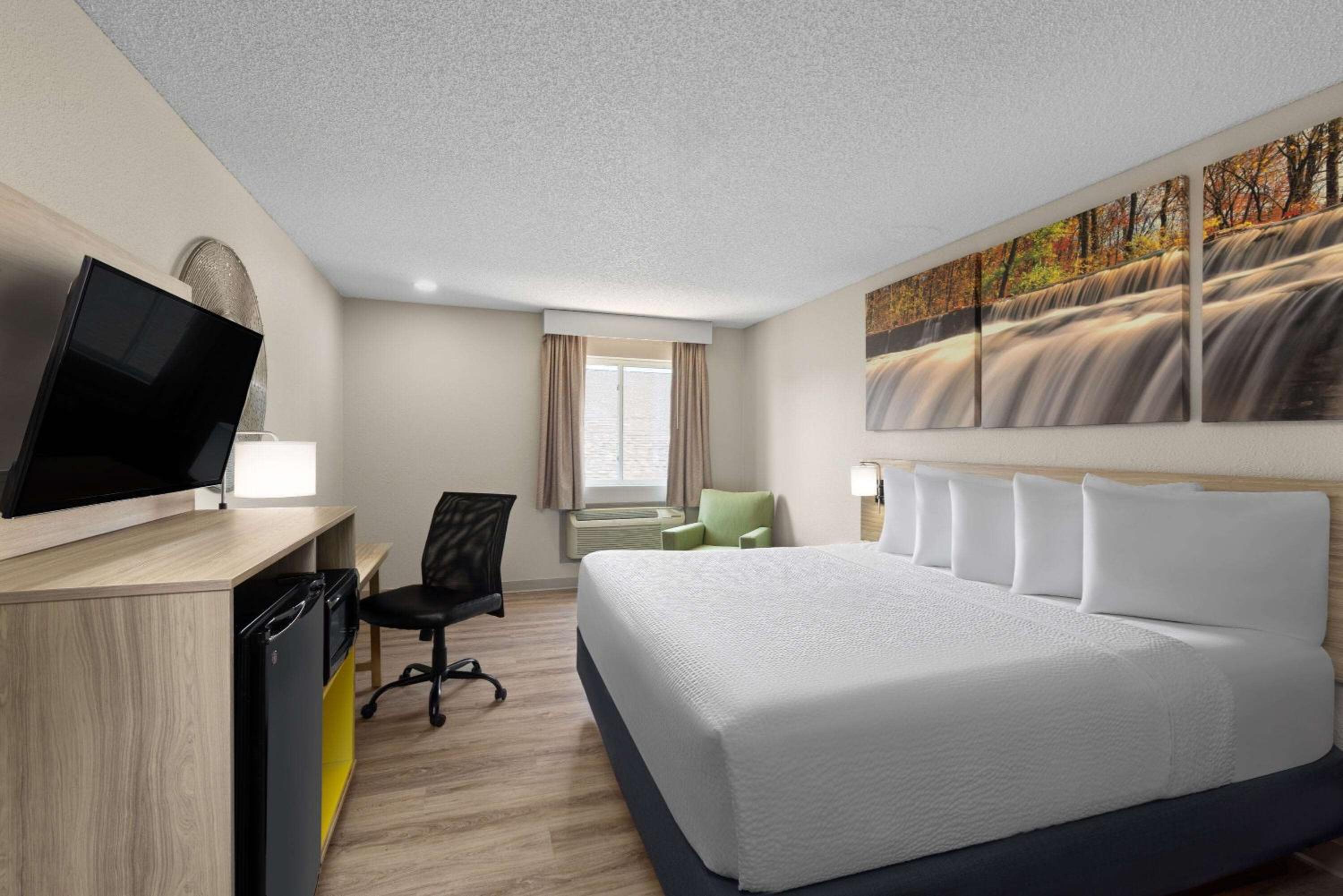 King Room - Non-Smoking - Photo 1
