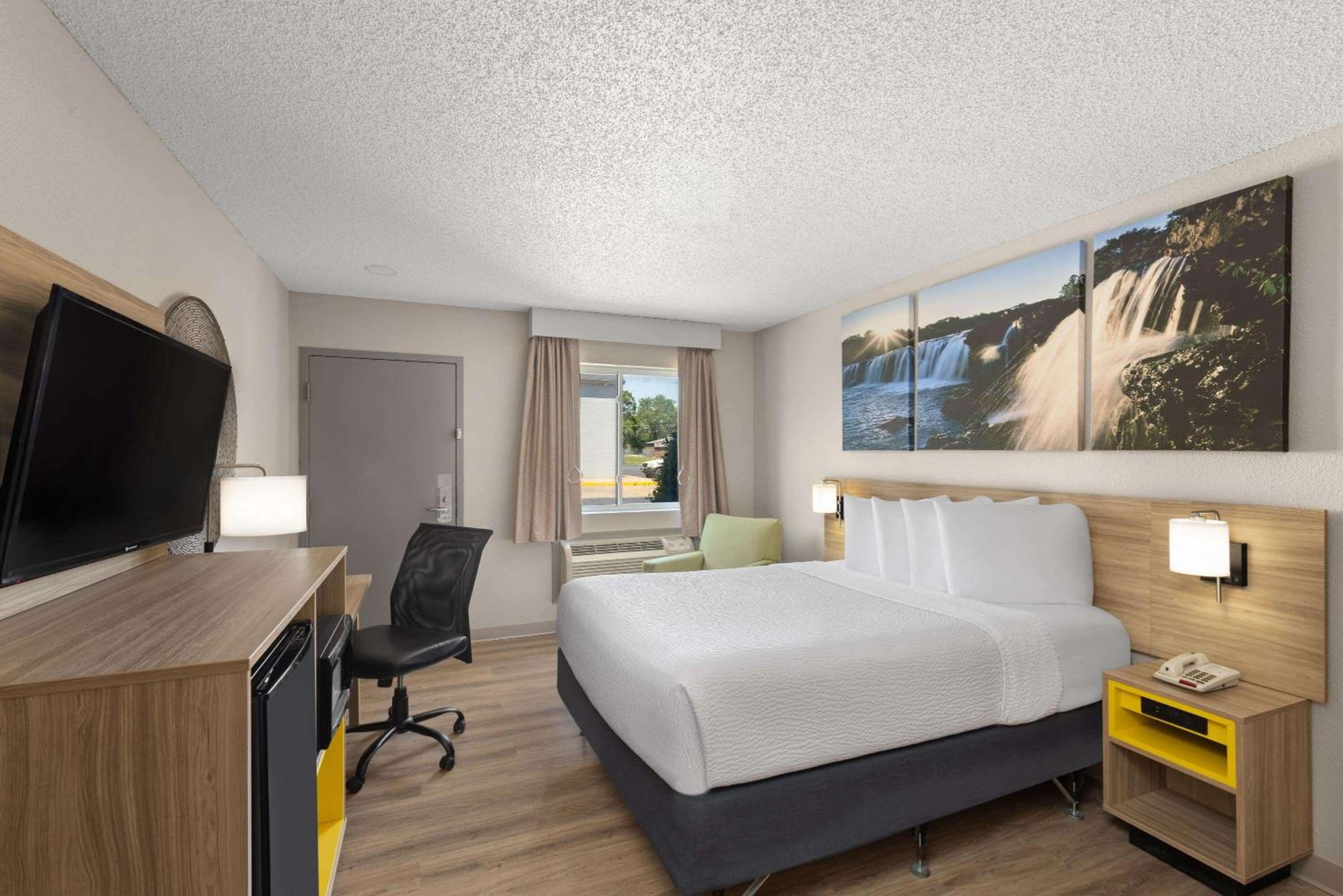Deluxe Queen Room - Mobility Access/Non-Smoking - Photo 1