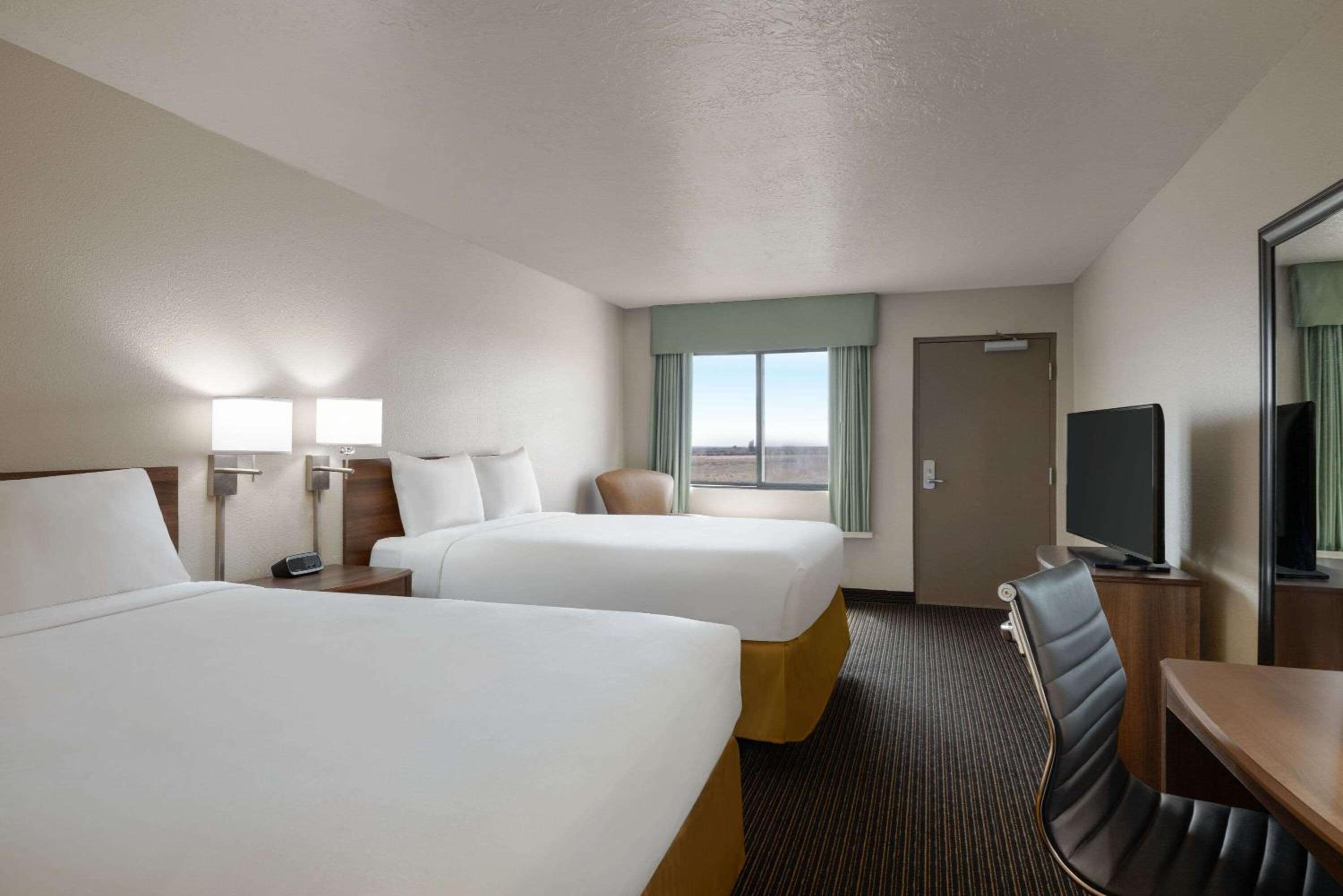 Queen Room with Two Queen Beds - Non-Smoking - Photo 1