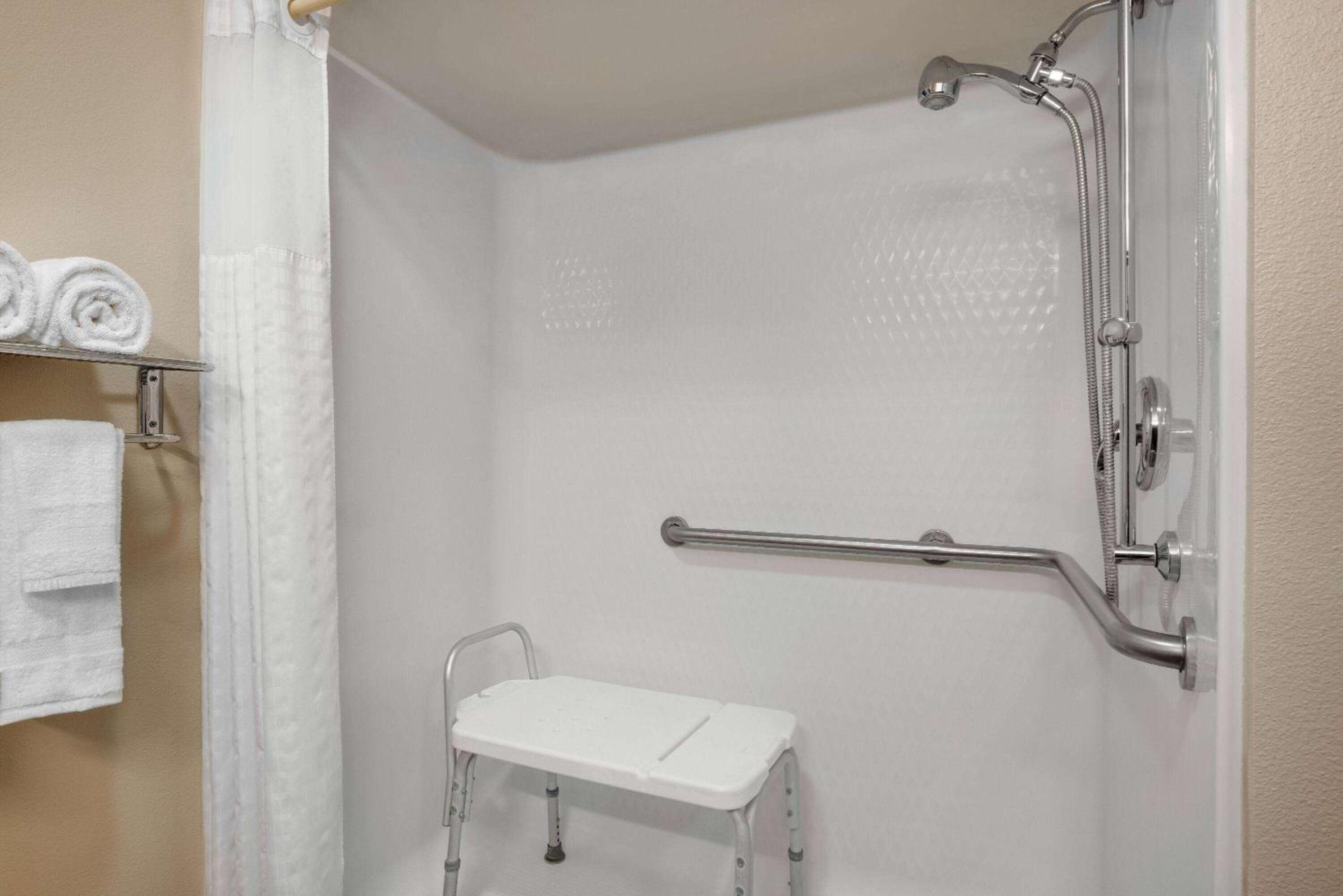 Queen Room with Bath Tub - Mobility Accessible/Non-Smoking - Photo 2