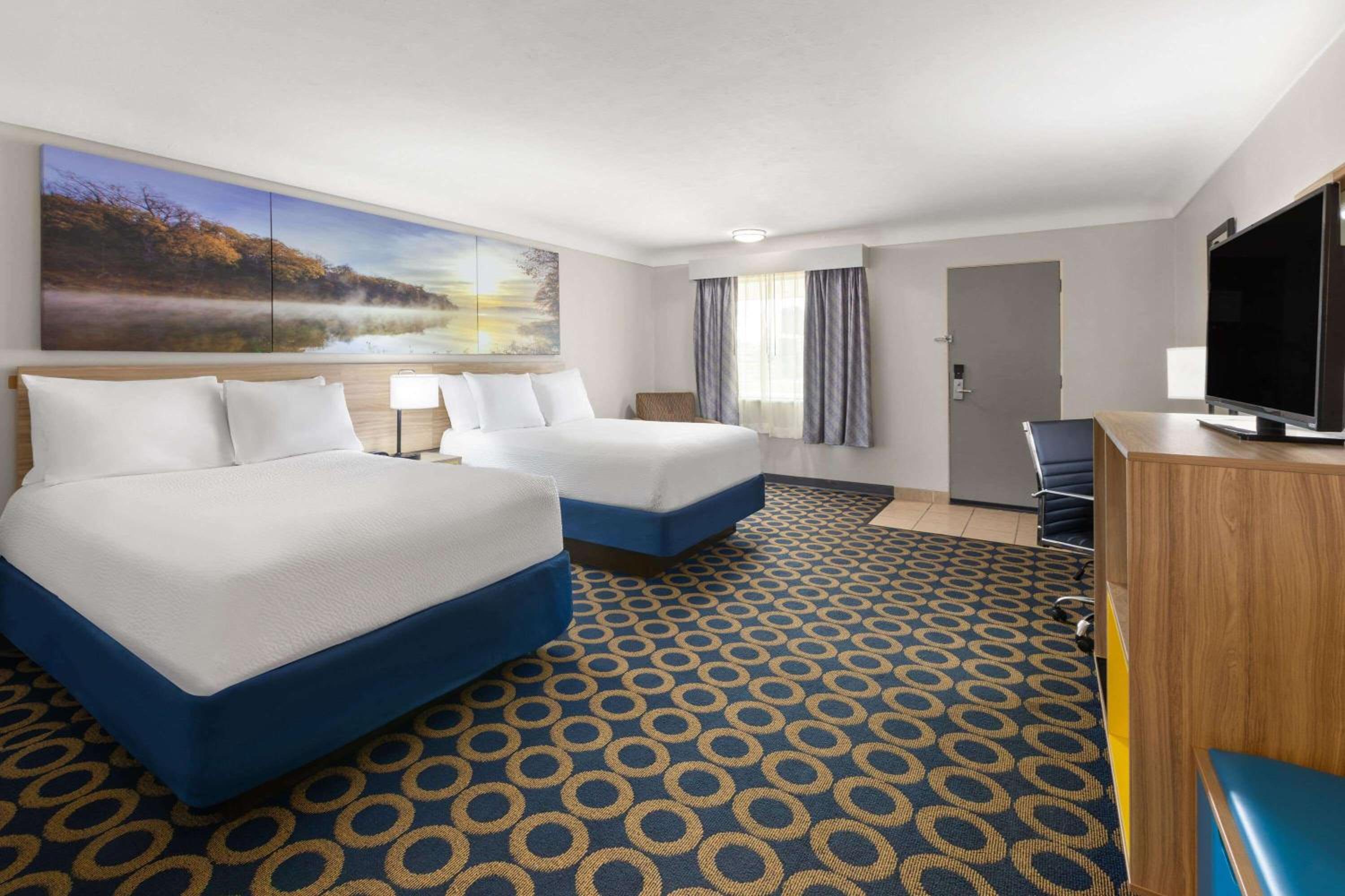 Queen Room with Two Queen Beds - Non-Smoking photo 1