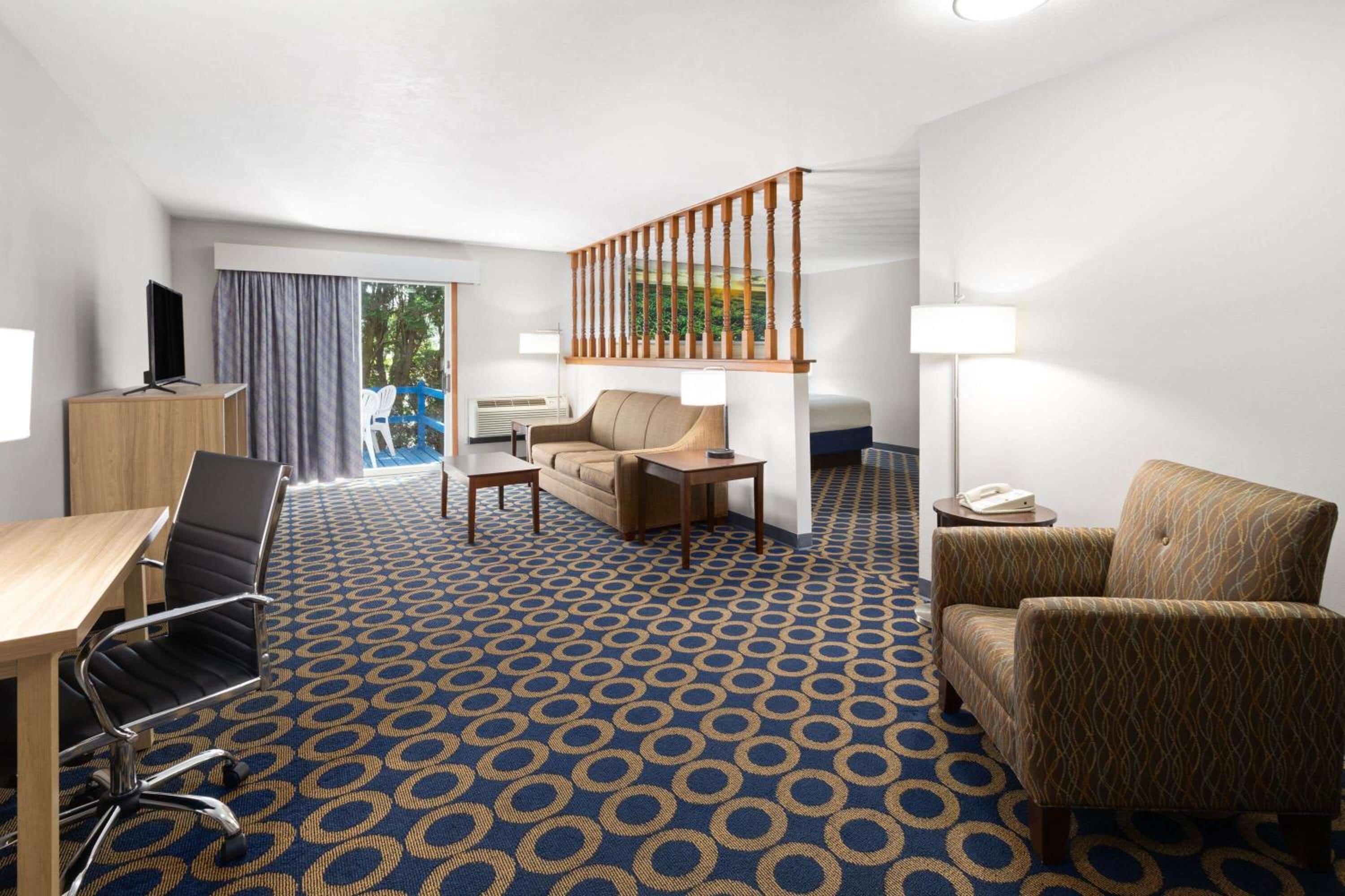 Deluxe King Suite - Non-Smoking photo 1