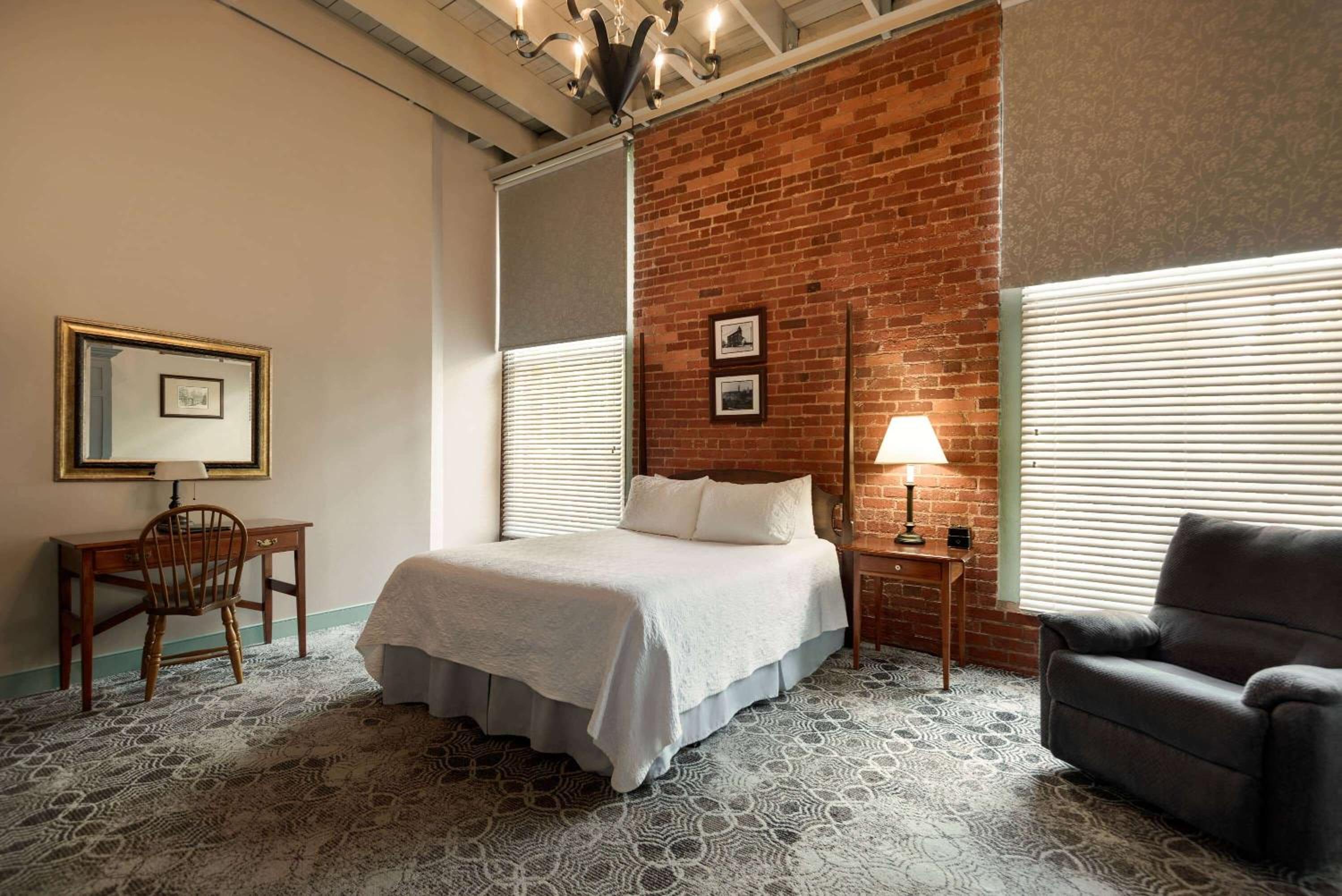 Queen Room - Non-Smoking photo 1