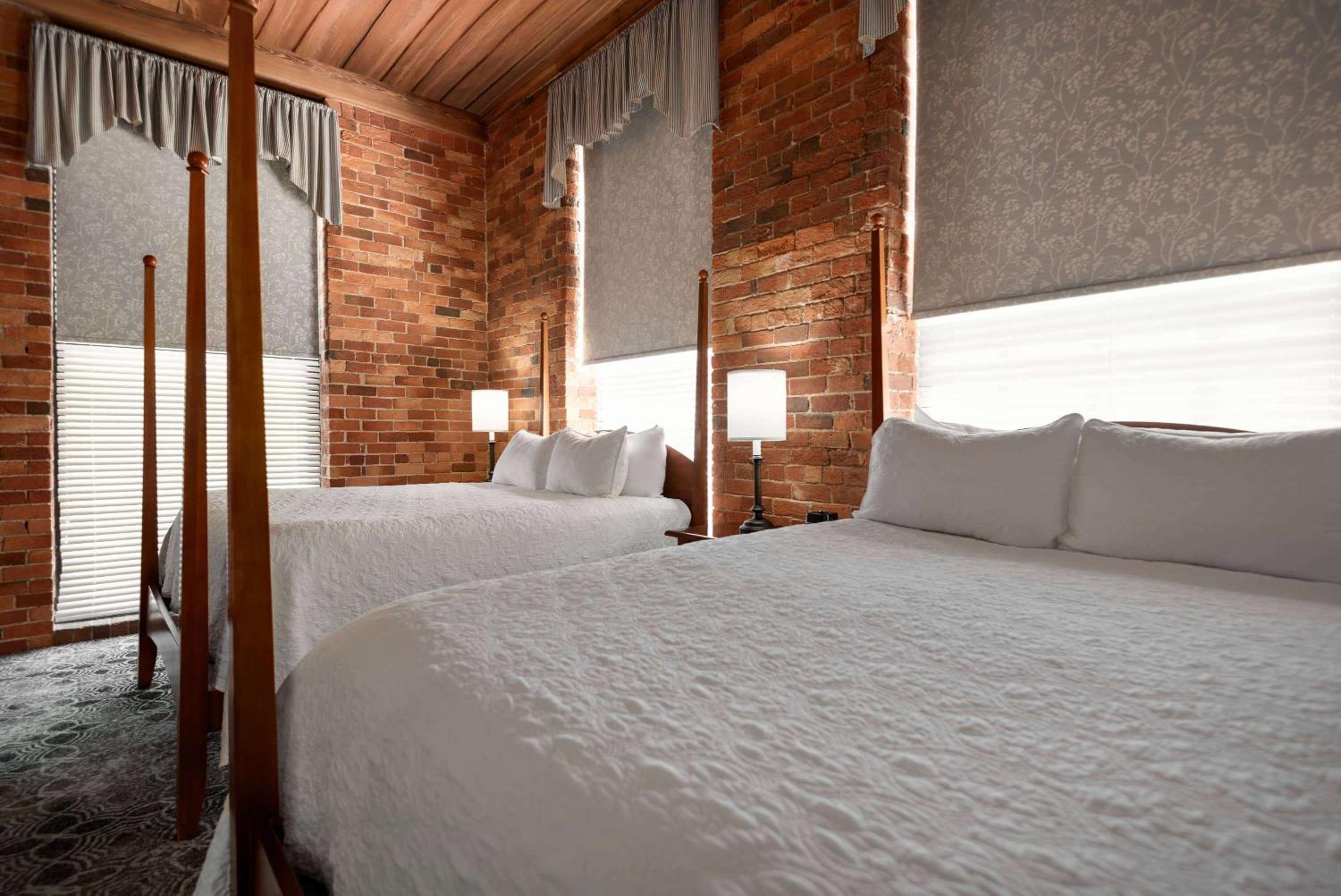Superior studio suite with queen bed - non-smoking