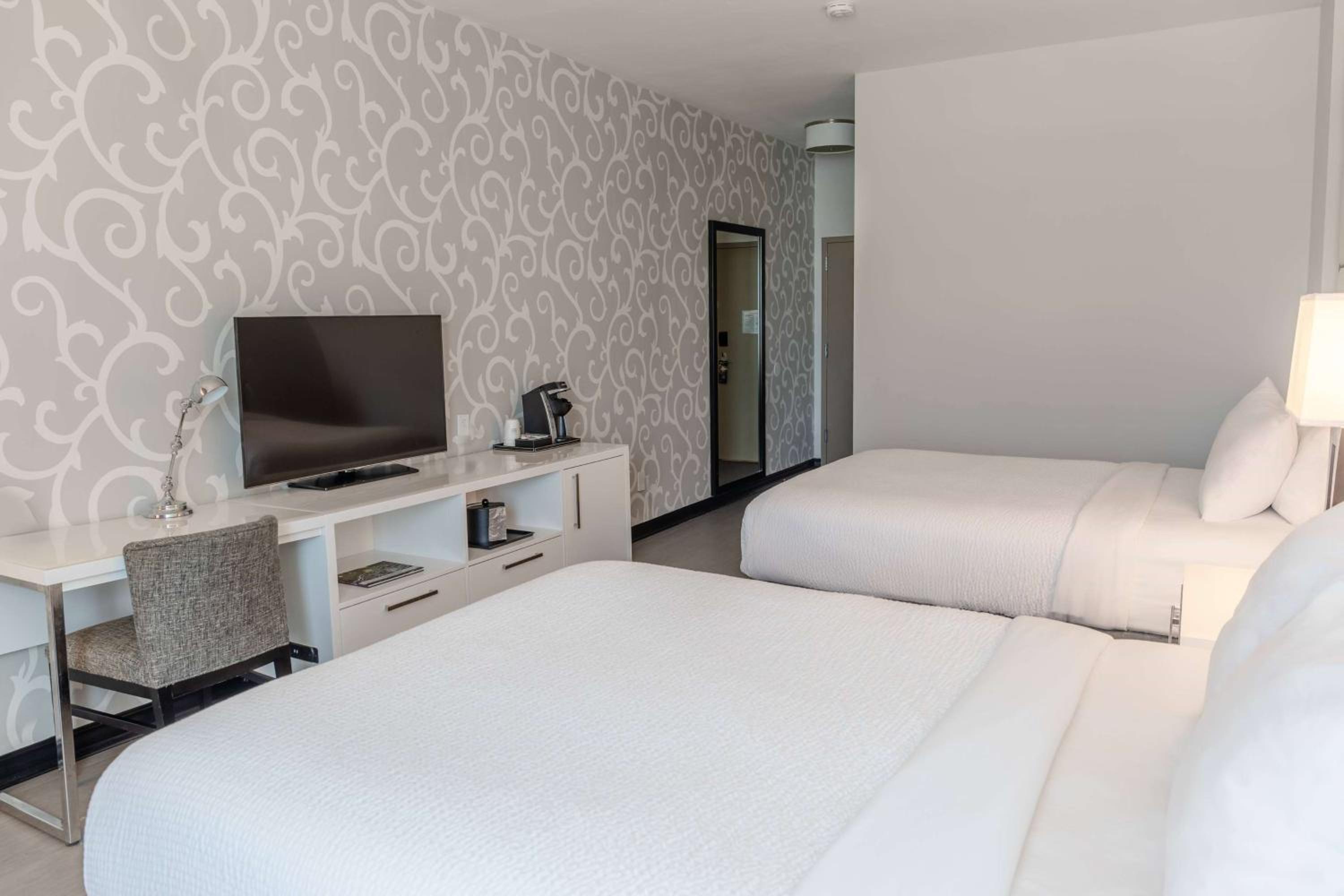 Queen Room with Two Queen Beds - Non-Smoking - Photo 1