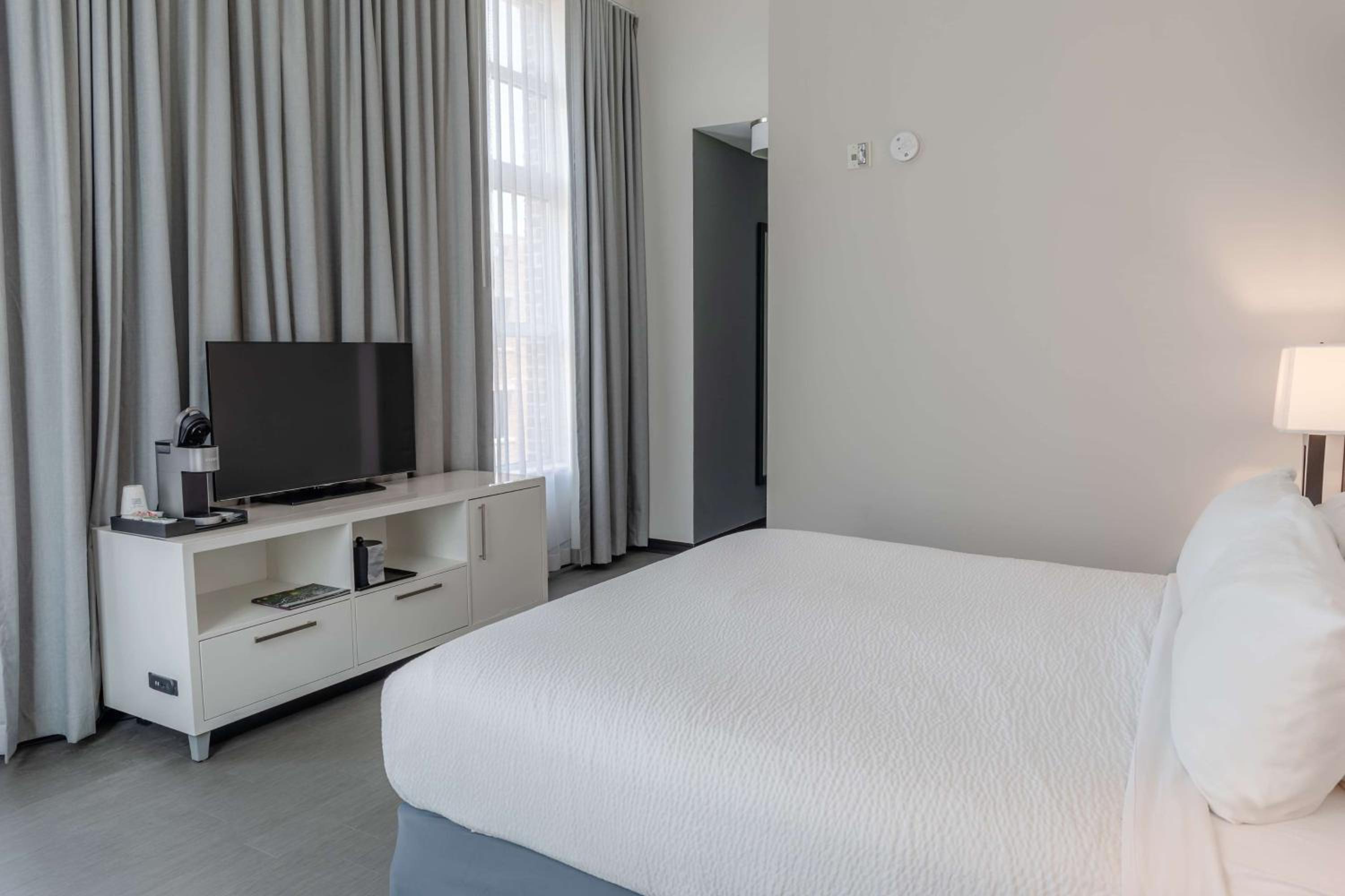King Suite - Mobility Access/Non-Smoking - Photo 8