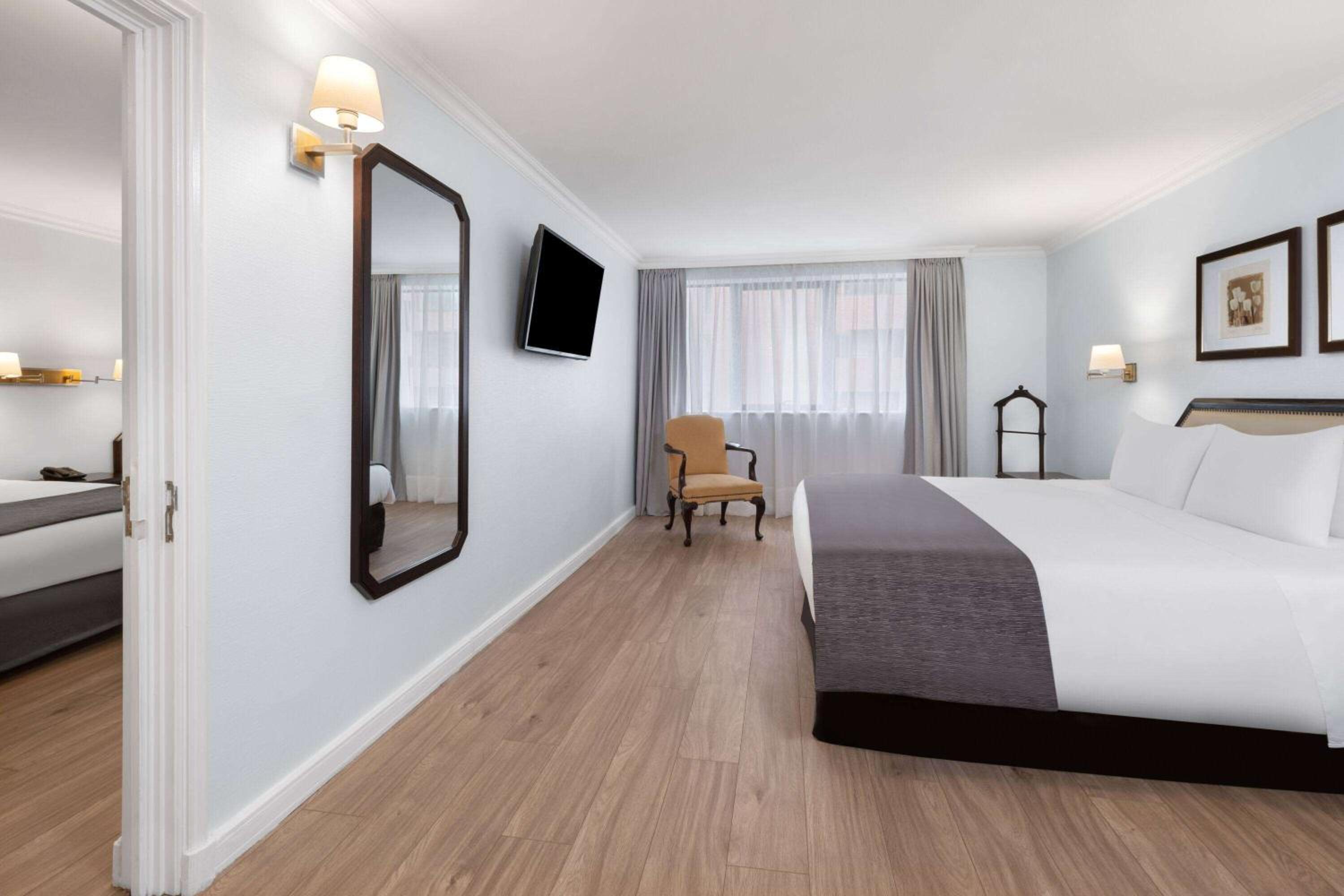 Superior Connecting Room with Two Queen Beds photo 2