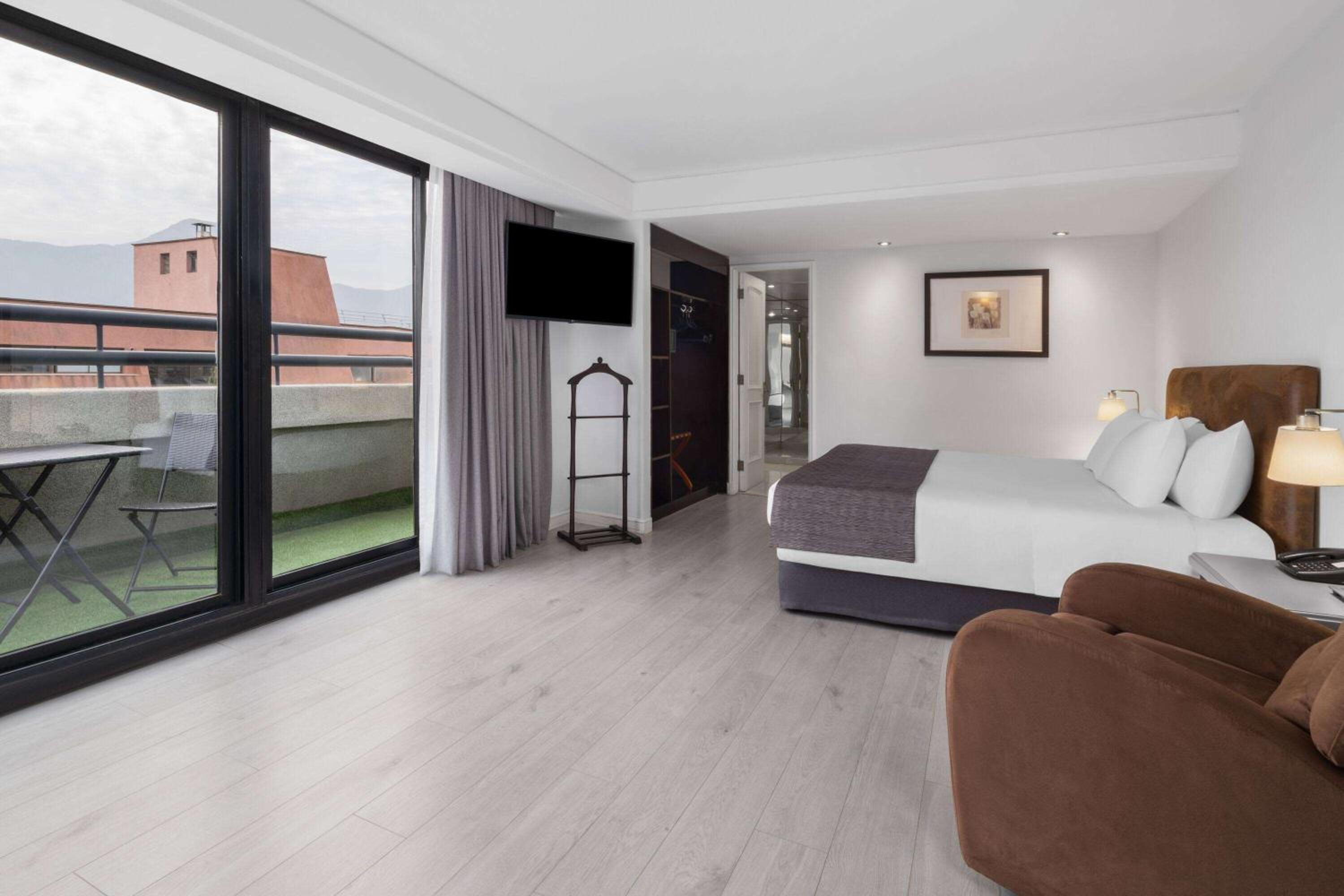 Deluxe King Room photo 1