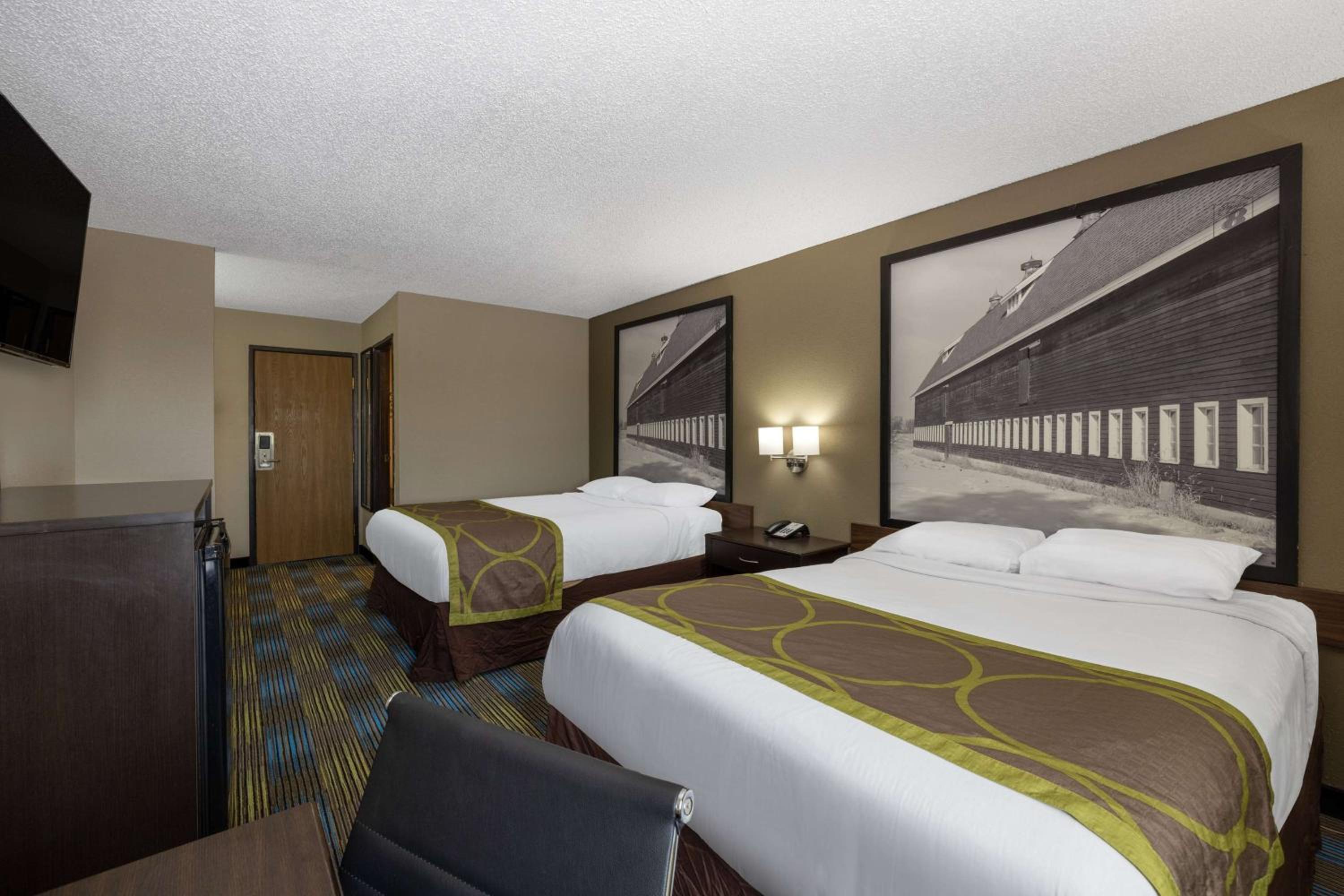 Queen Room With Two Queen Beds - Smoking photo 1