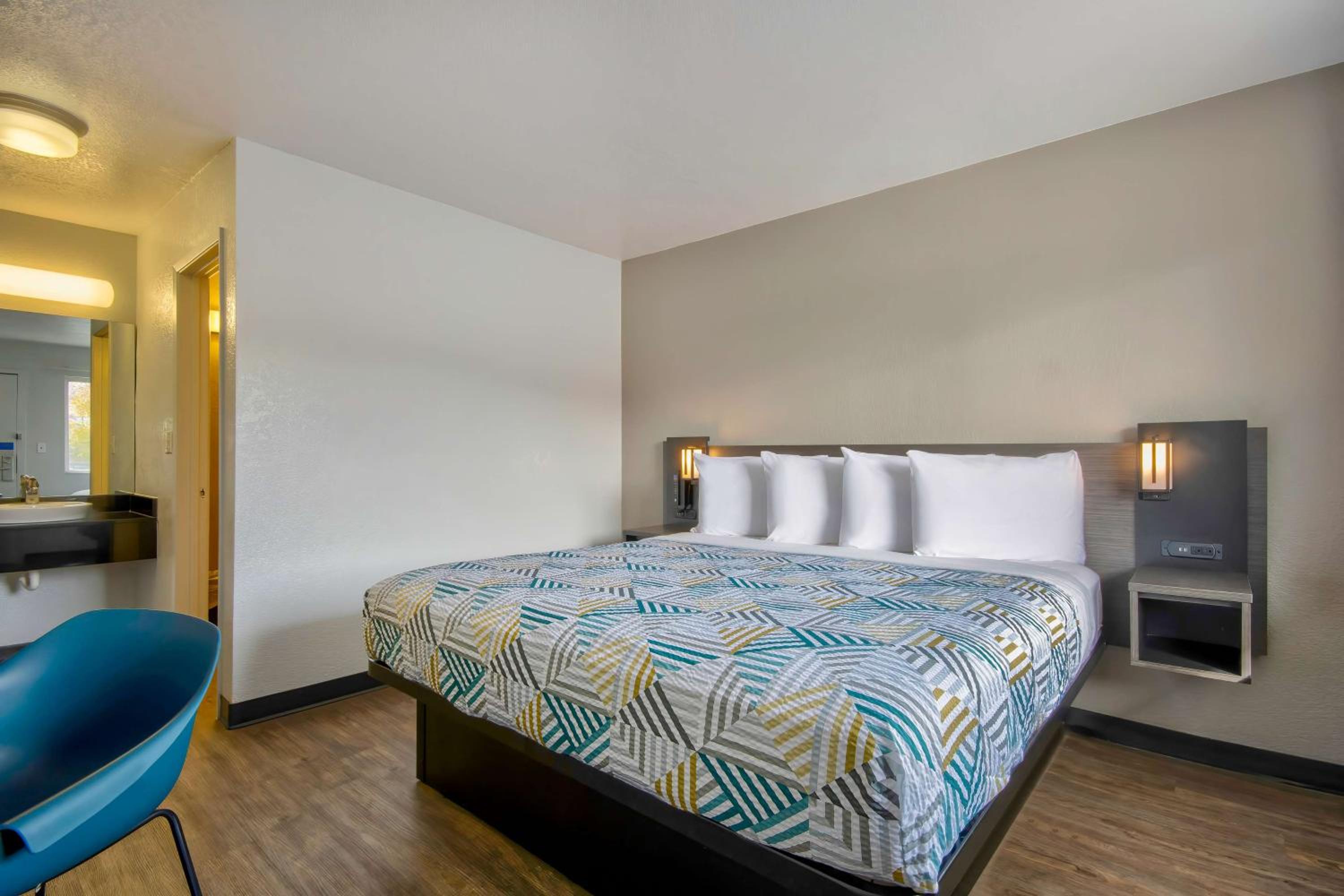Standard King Room - Photo 7