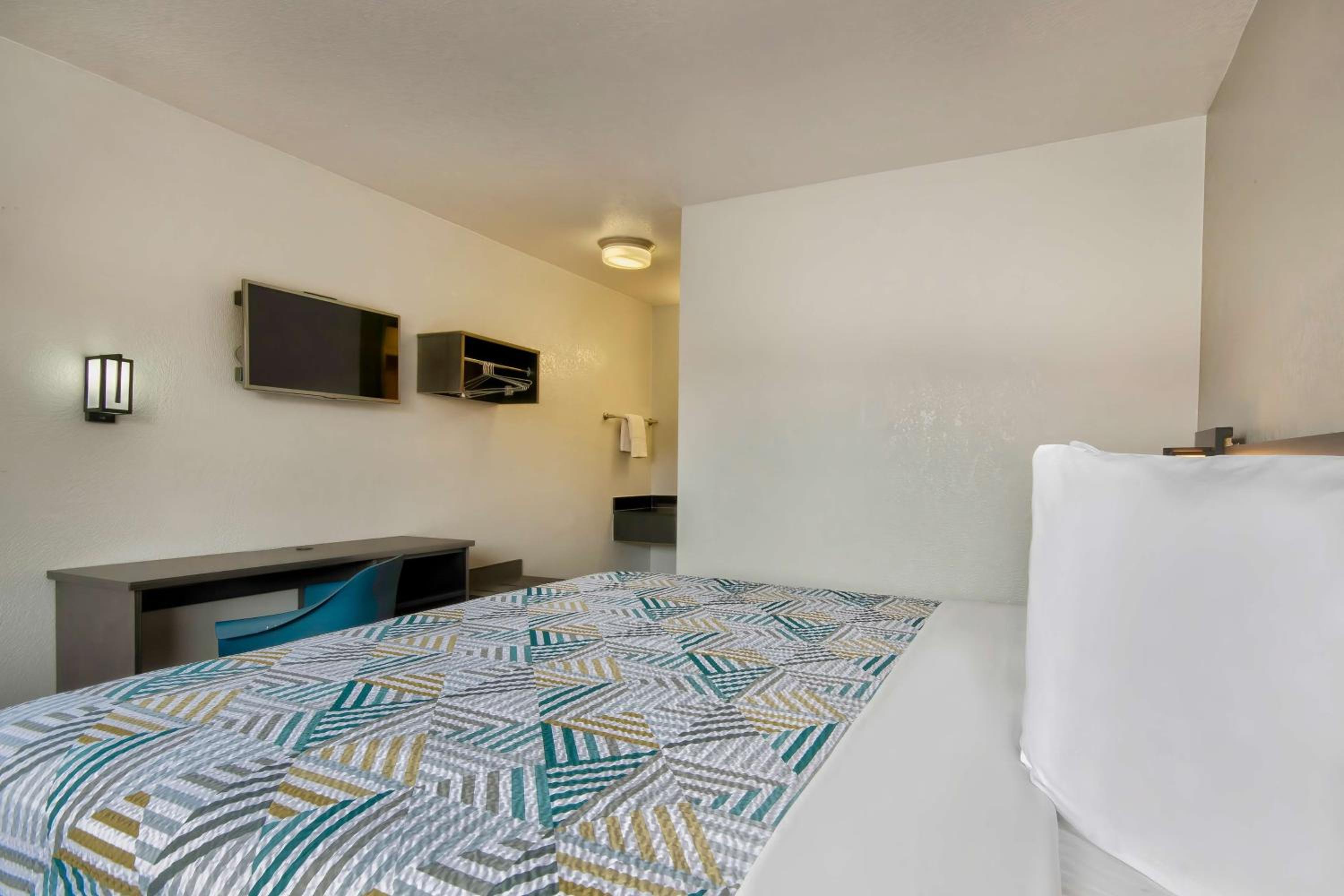 Standard King Room - Photo 8