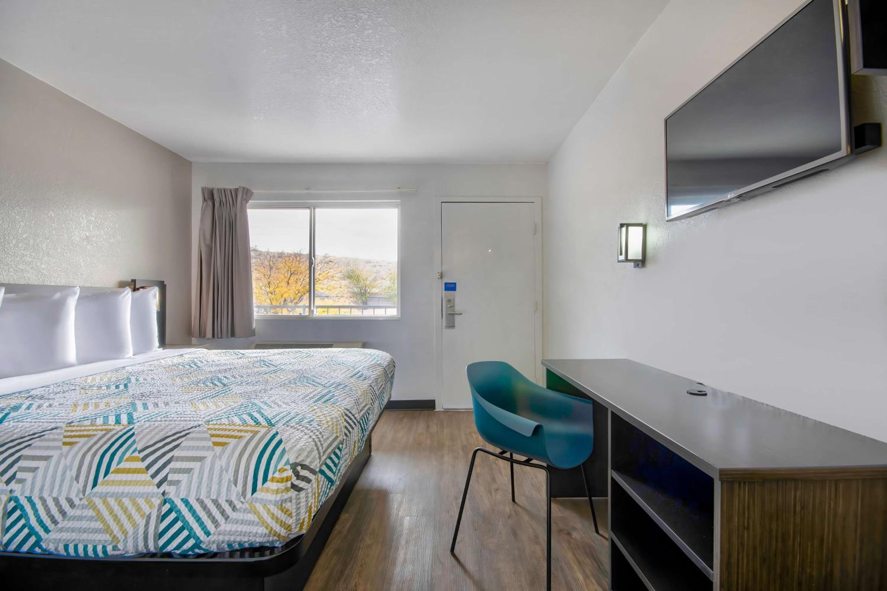Standard King Room - Photo 9