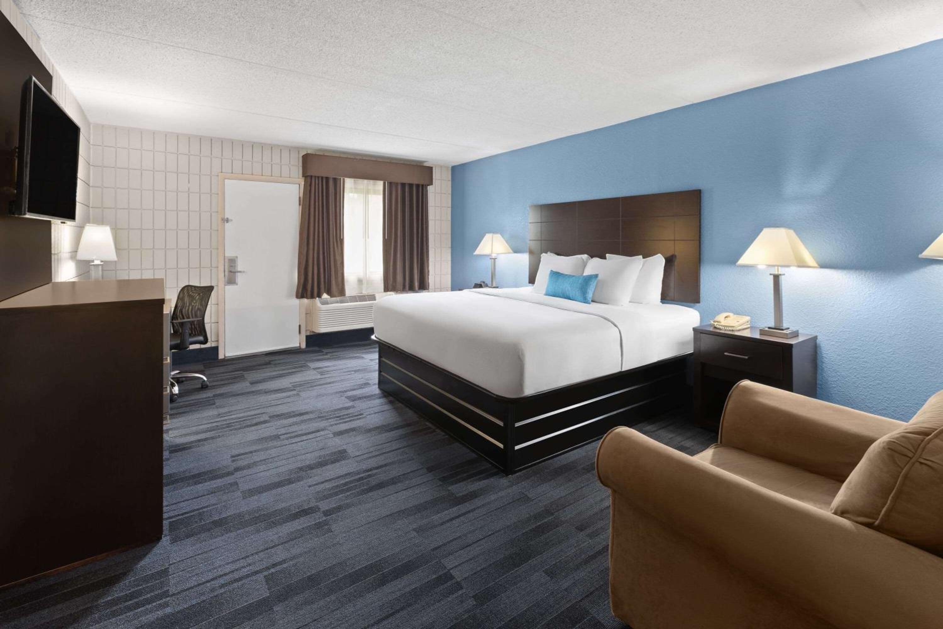 King Room - Poolside/Non-Smoking