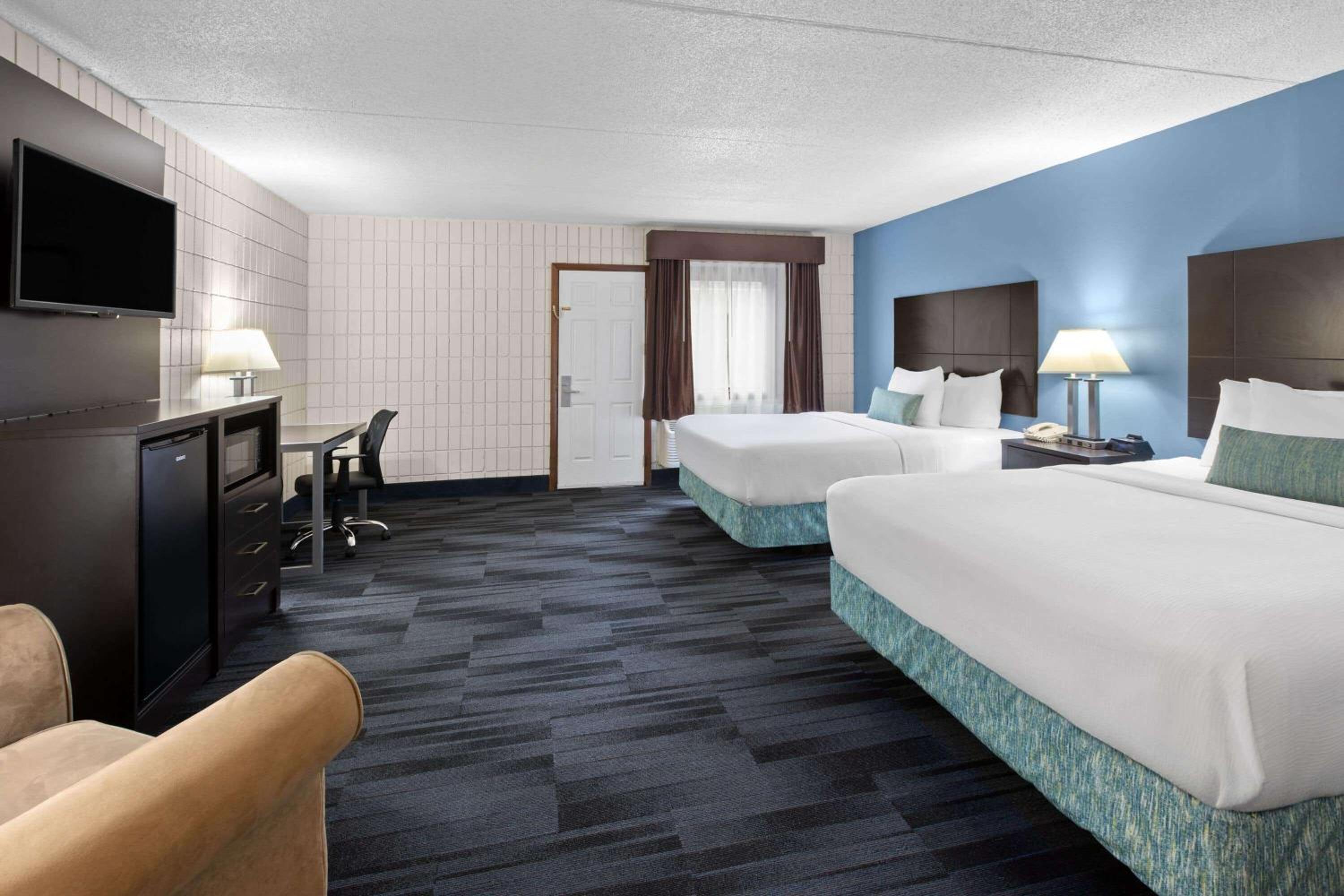 Queen Room with Two Queen Beds and Roll-In Shower - Mobility Accessible/Non-Smoking