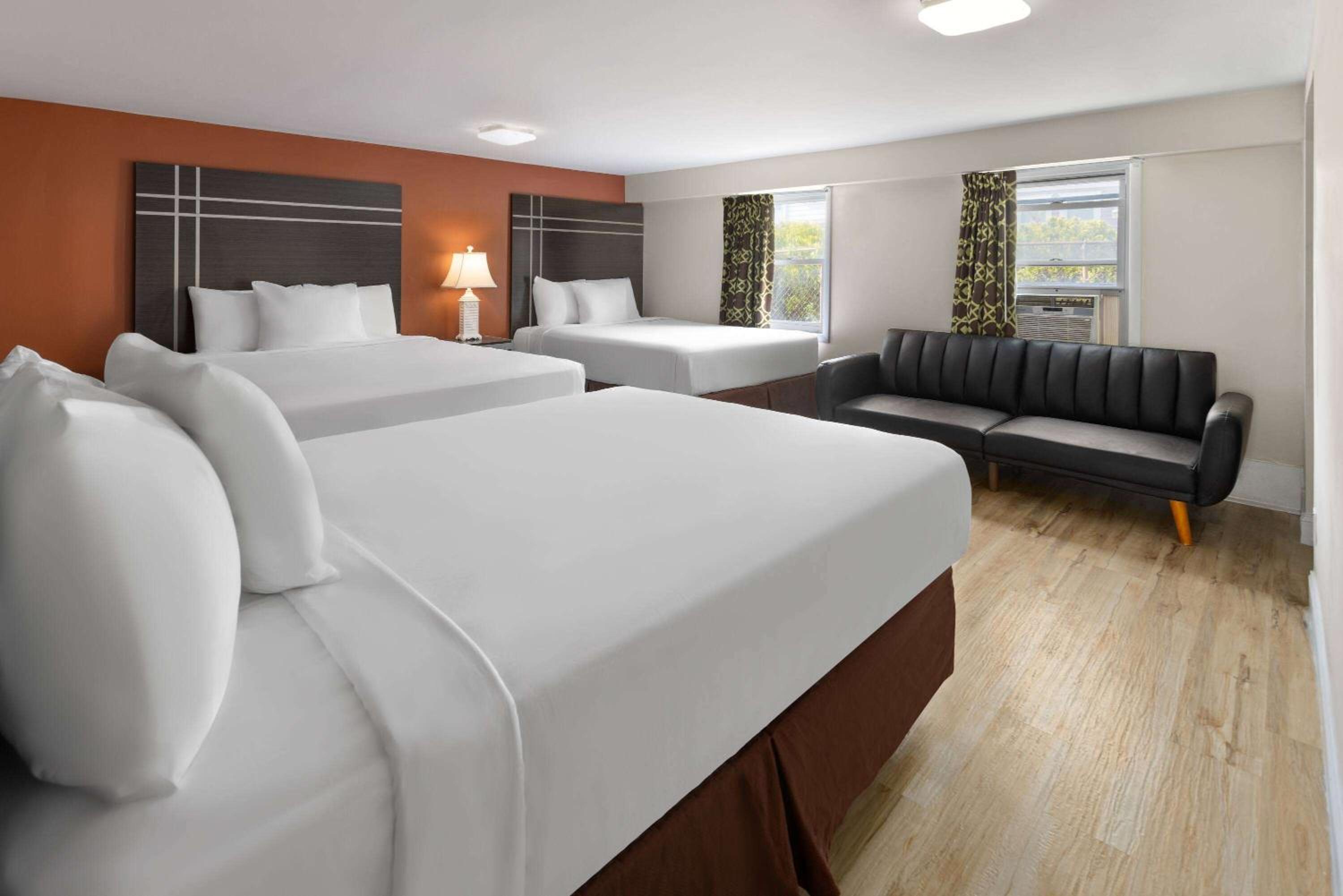 One-Bedroom Suite with Three Queen Beds - Non-Smoking photo 3