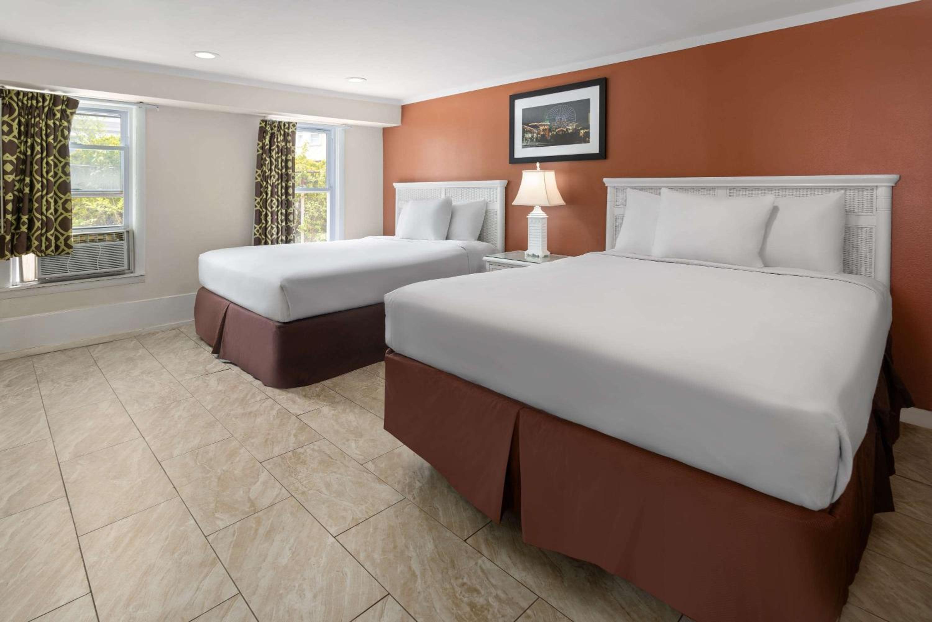 One-Bedroom Suite with Three Queen Beds - Non-Smoking photo 1
