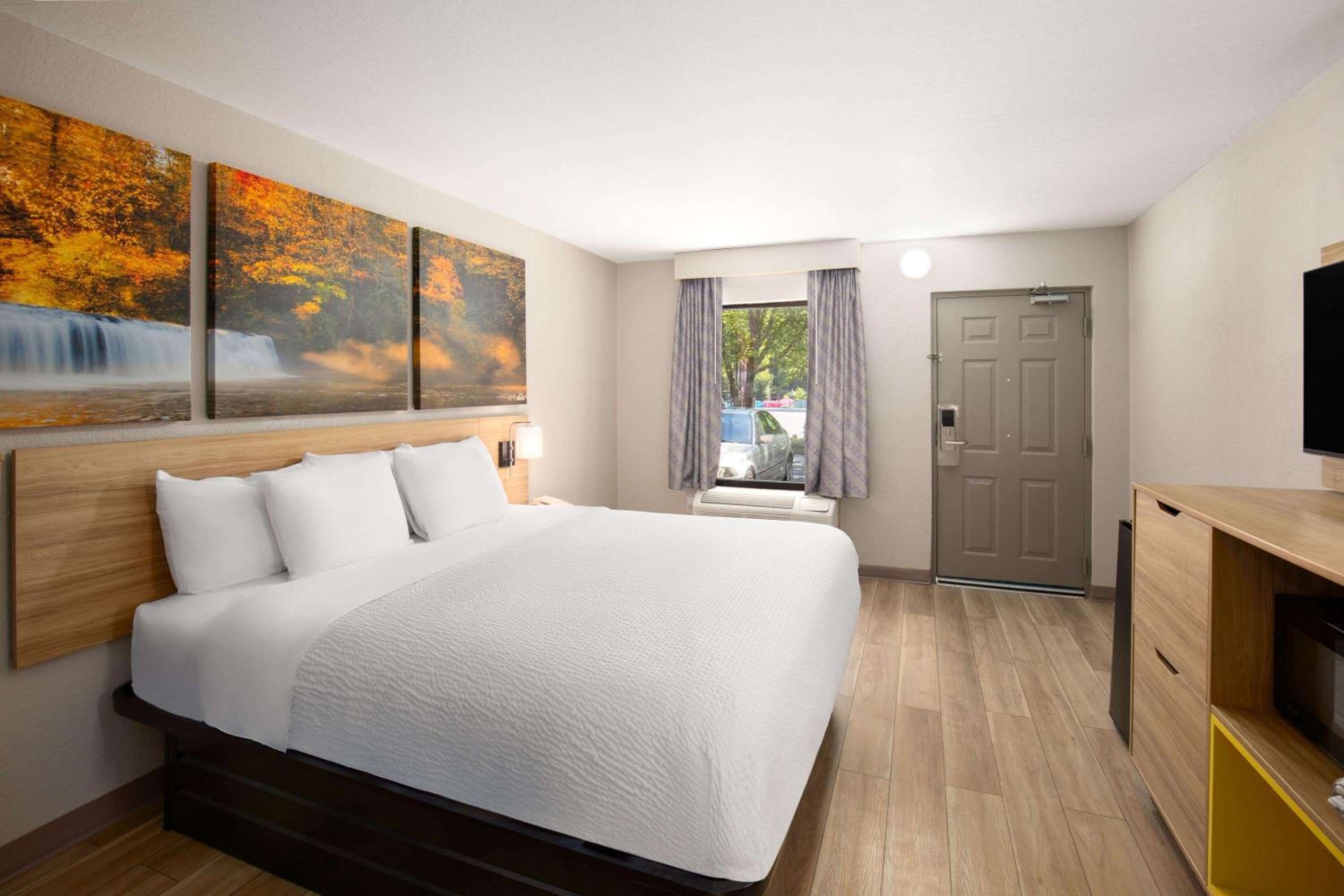 Queen Room with Bathtub - Mobility Accessible/Non-Smoking - Photo 1