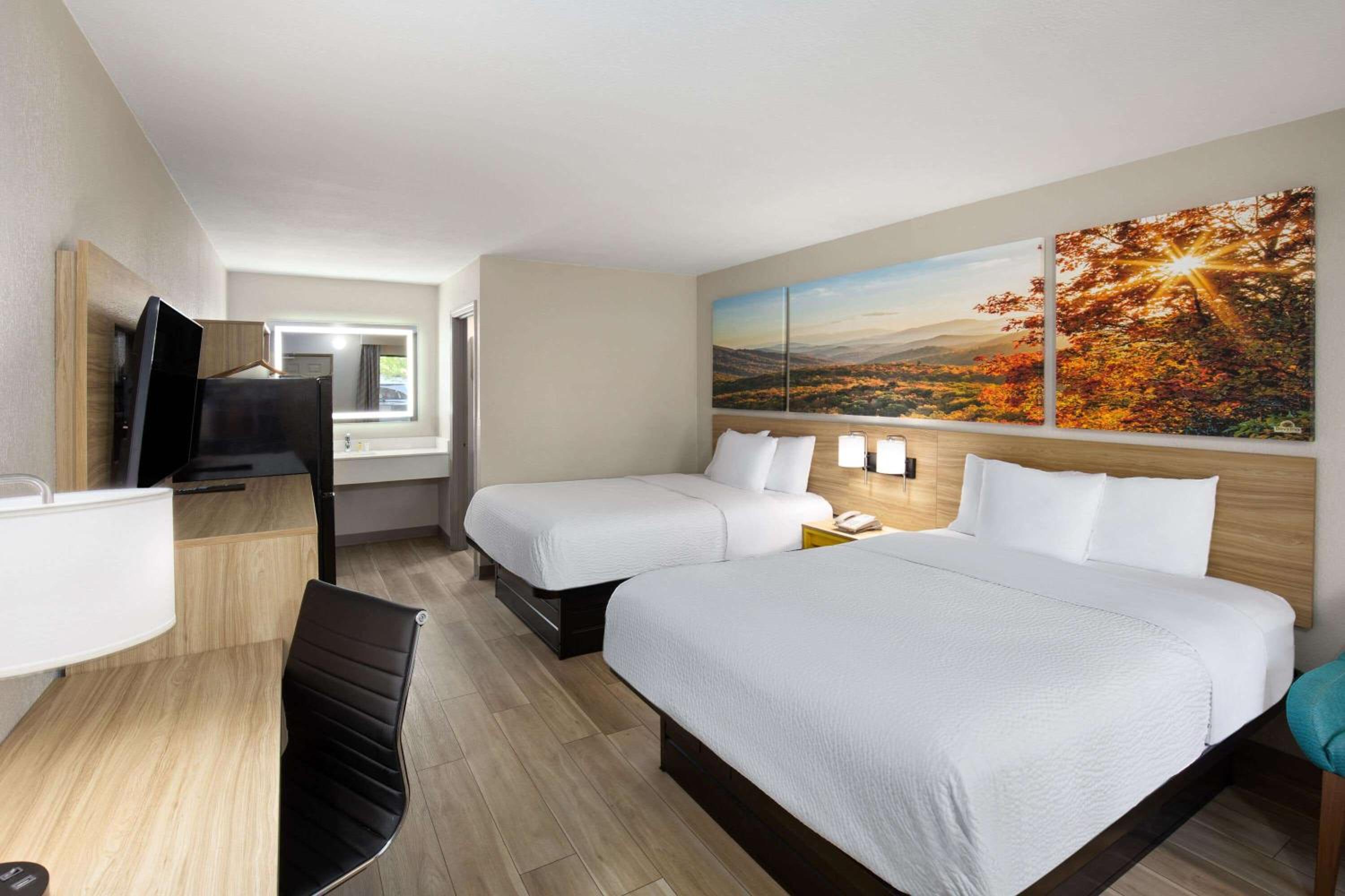 Queen Room with Two Queen Beds - Non-Smoking - Photo 1