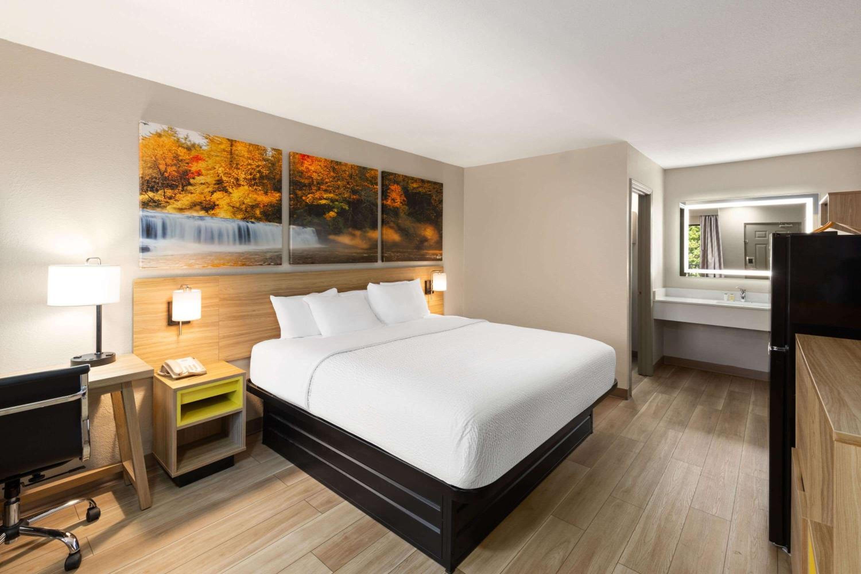 King Room - Non-Smoking - Photo 1