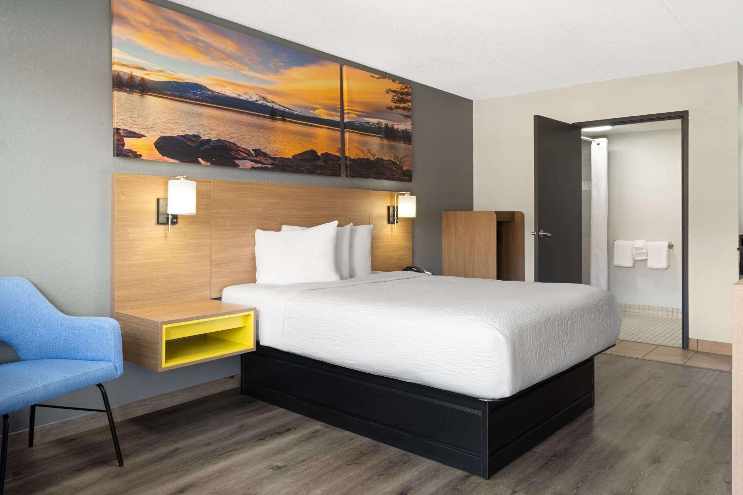 Queen Room with Roll-In Shower - Mobility Accessible/Non-Smoking - Photo 1