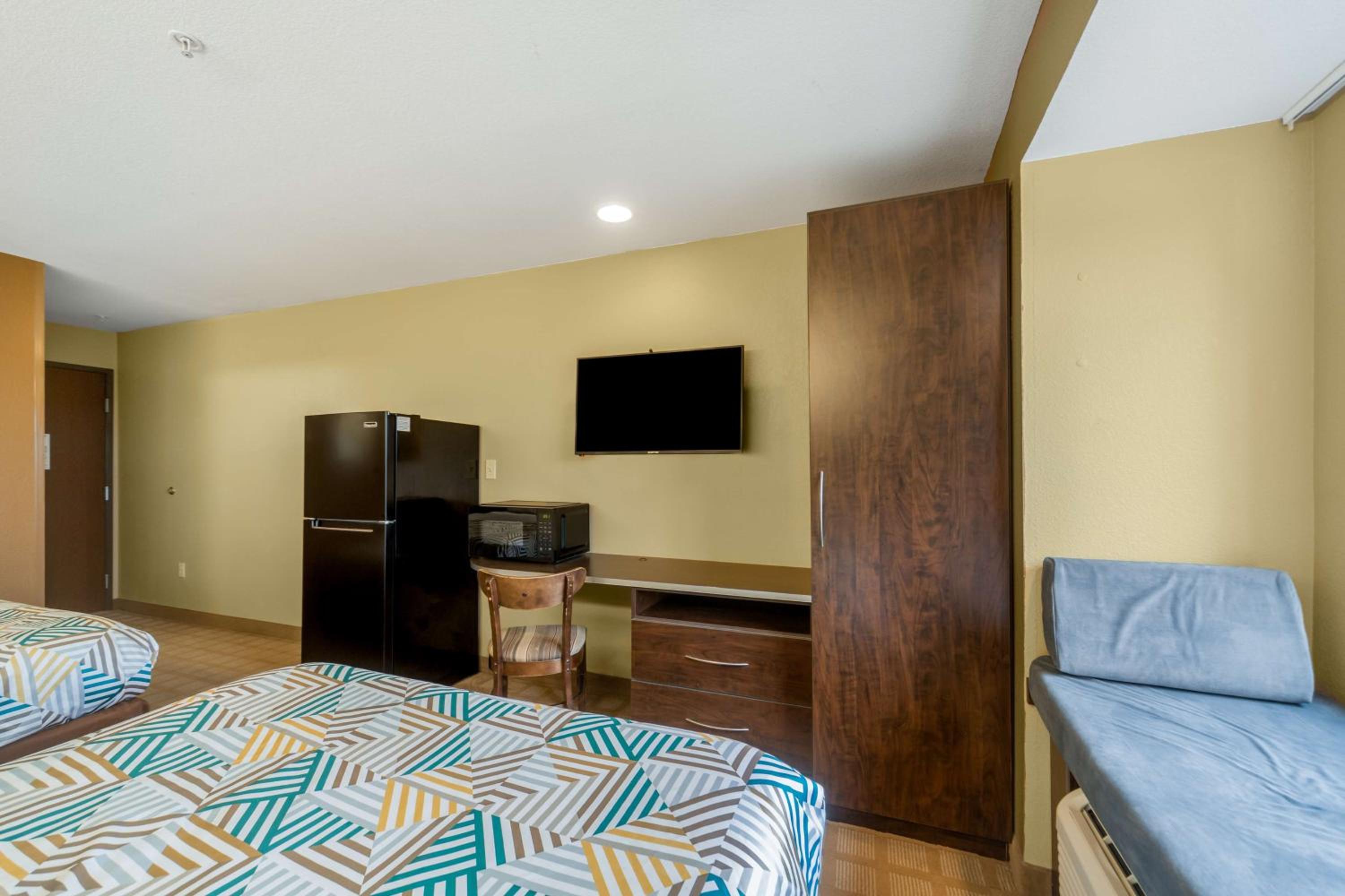 Queen Room with Two Queen Beds - Non-Smoking - Photo 5
