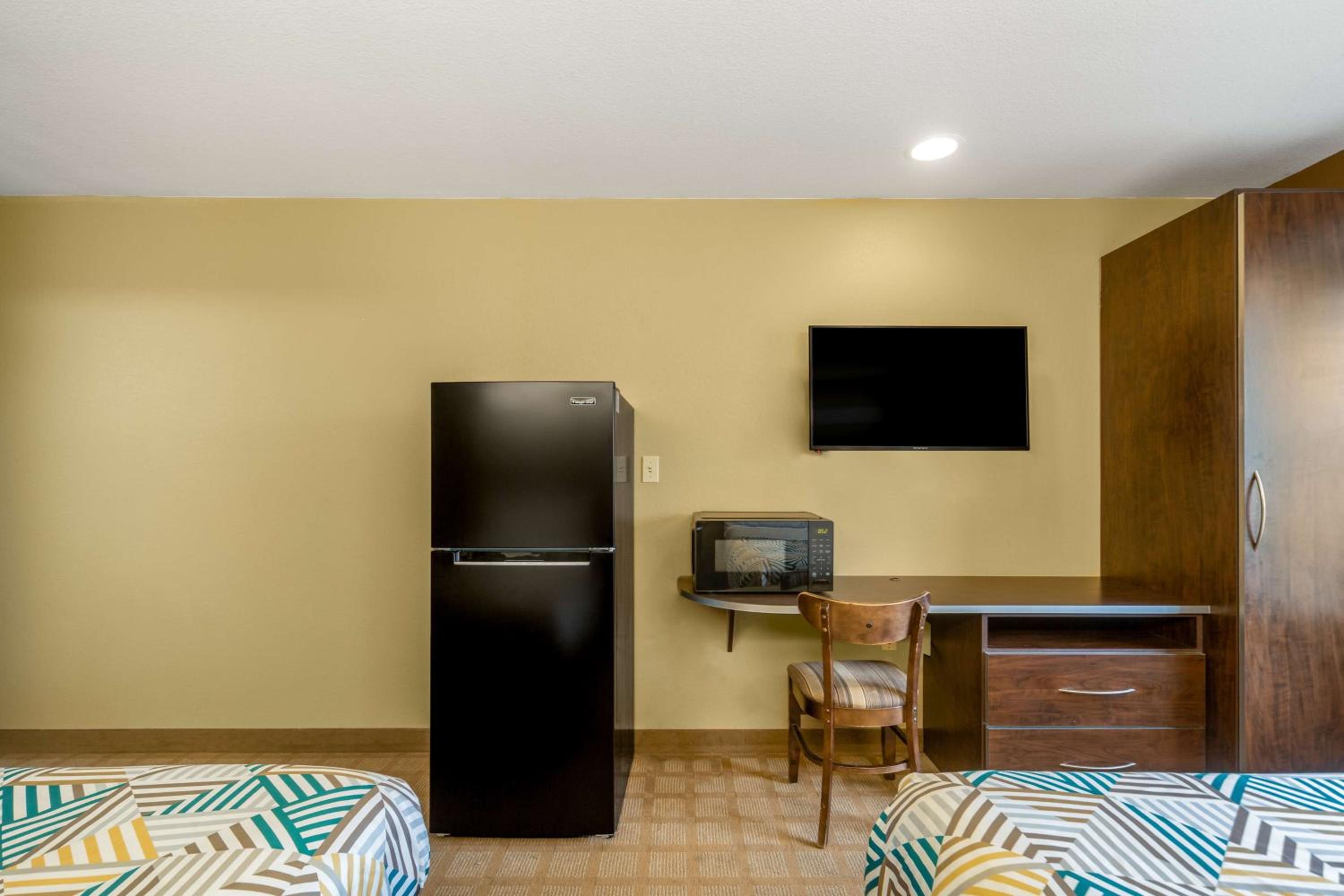 Queen Room with Two Queen Beds - Non-Smoking - Photo 1