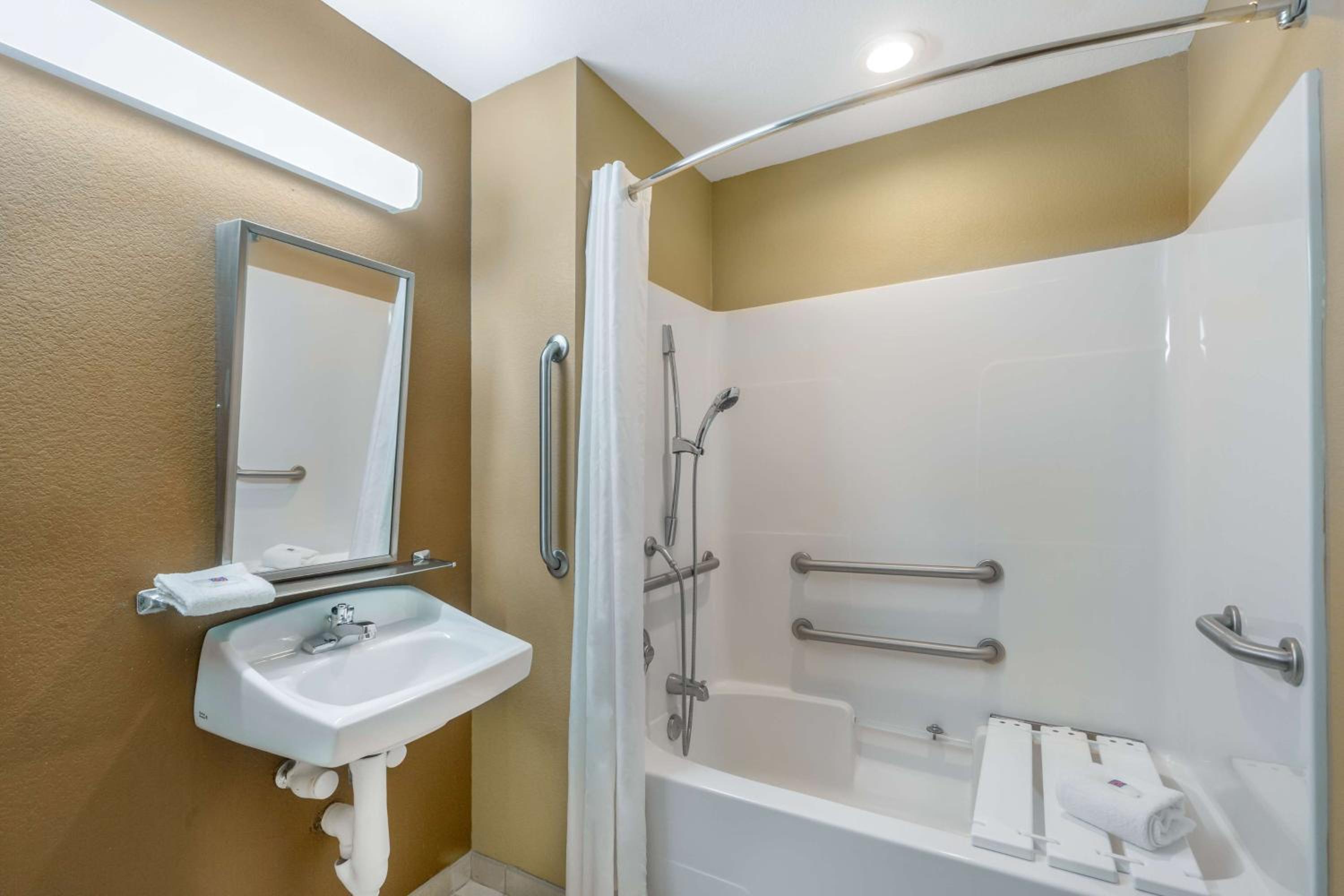 Queen Room - Disability Access - Non-Smoking - Photo 7