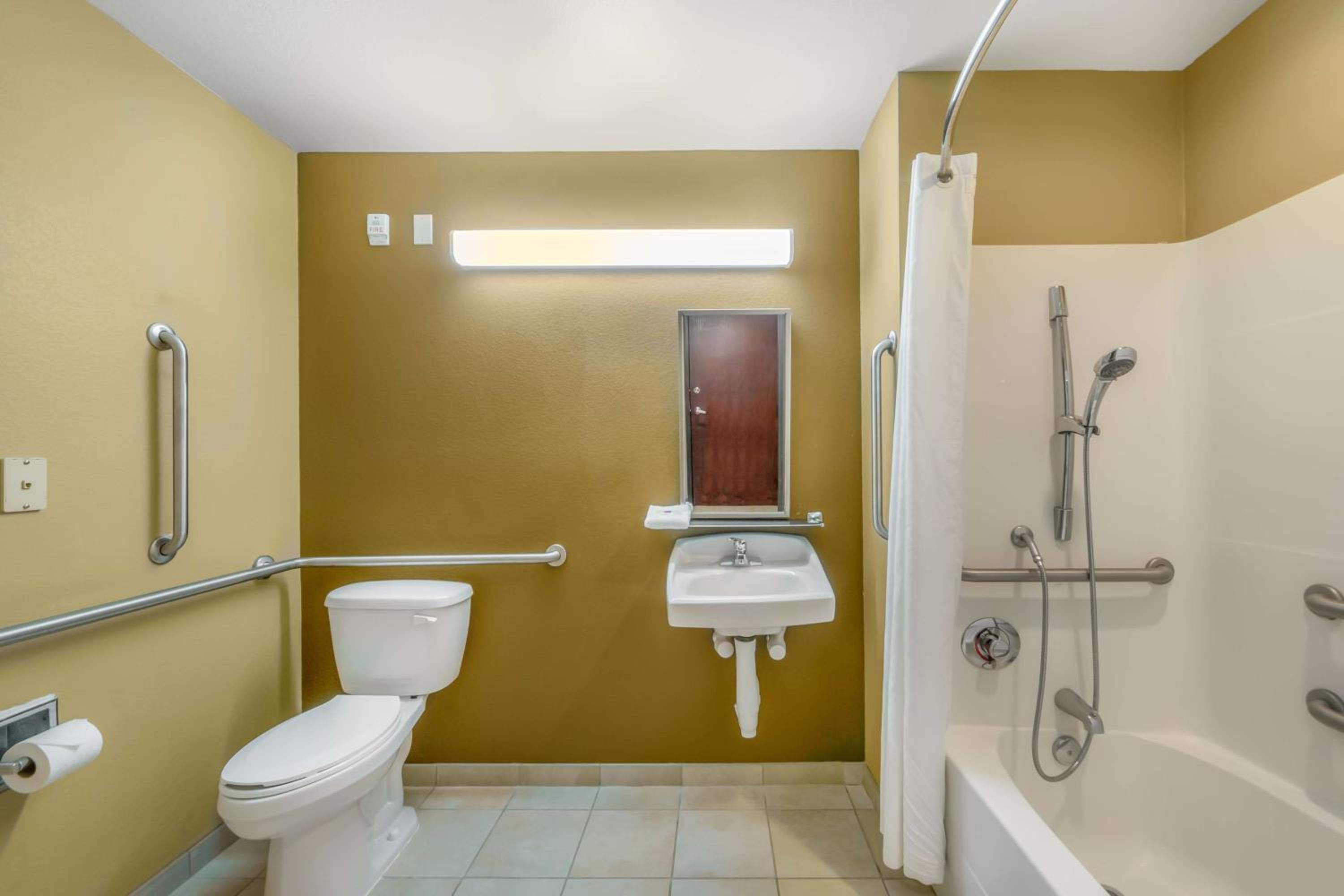 Queen Room - Disability Access - Non-Smoking - Photo 6