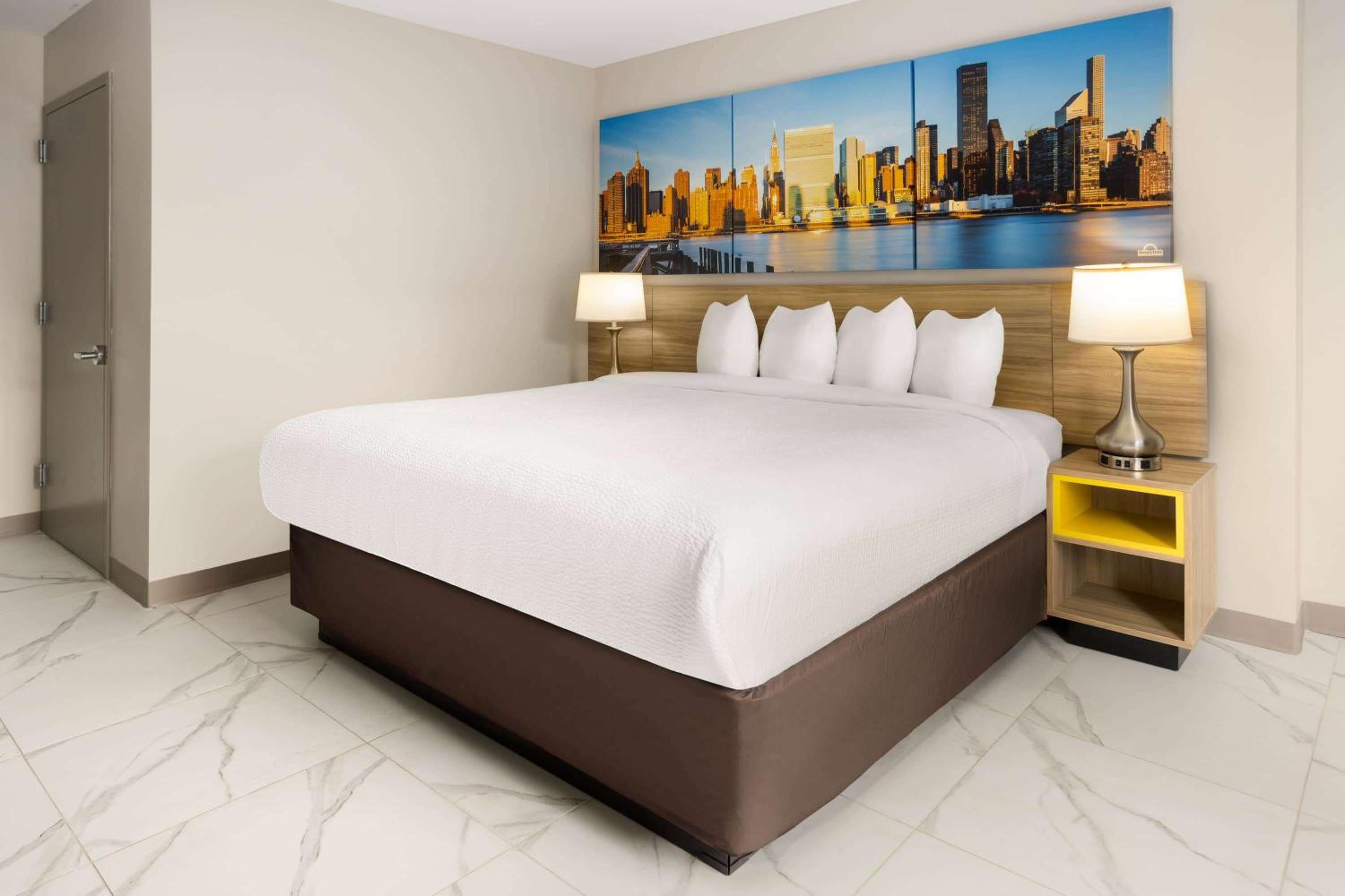 King Room with Roll-in Shower - Mobility Access/Non-Smoking photo 1
