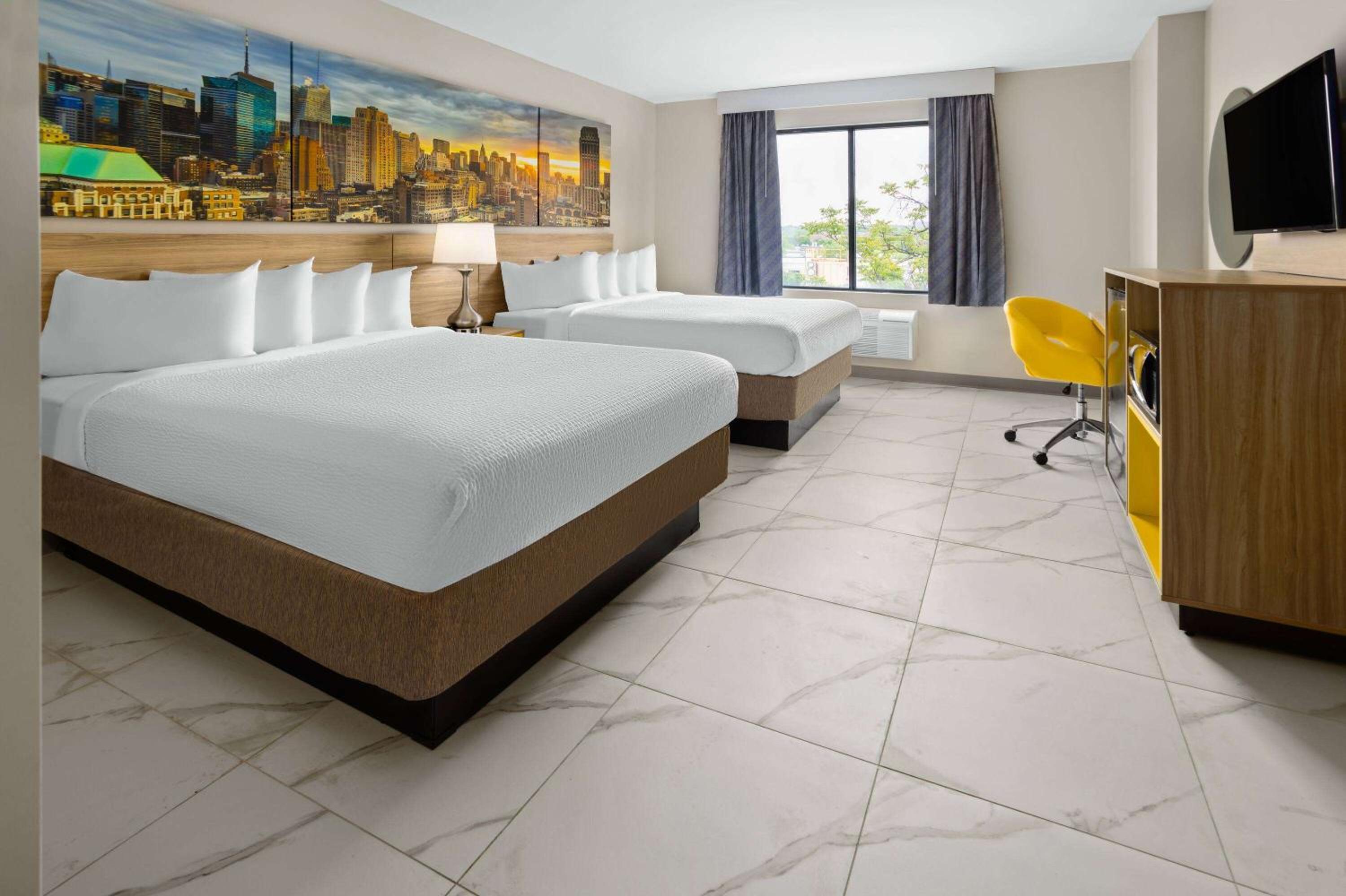 Queen Room with Two Queen Beds - Non-Smoking - Photo 1