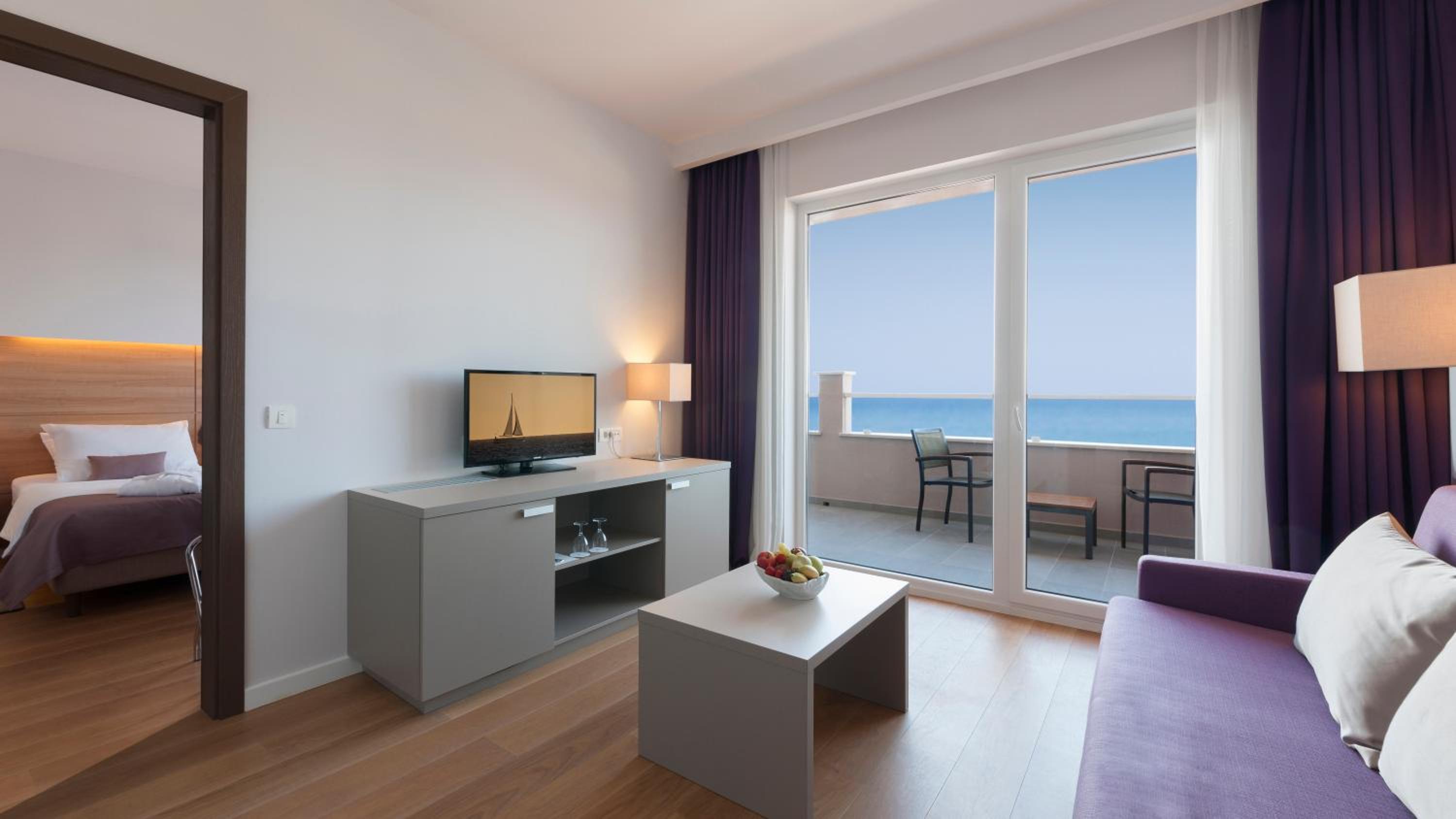 Suite with Balcony and Sea View - Photo 3