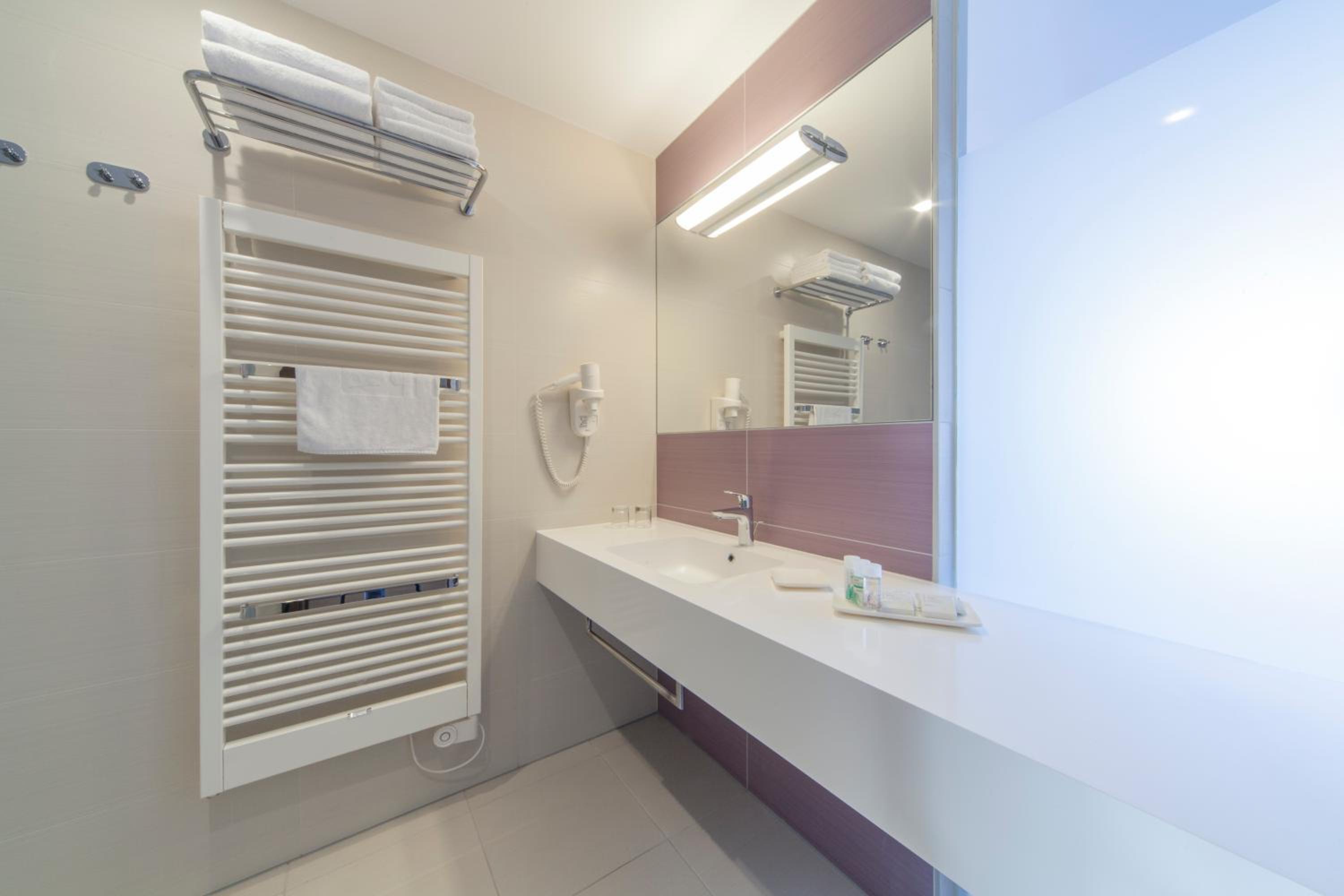 Standard Twin Room with Balcony - Photo 3