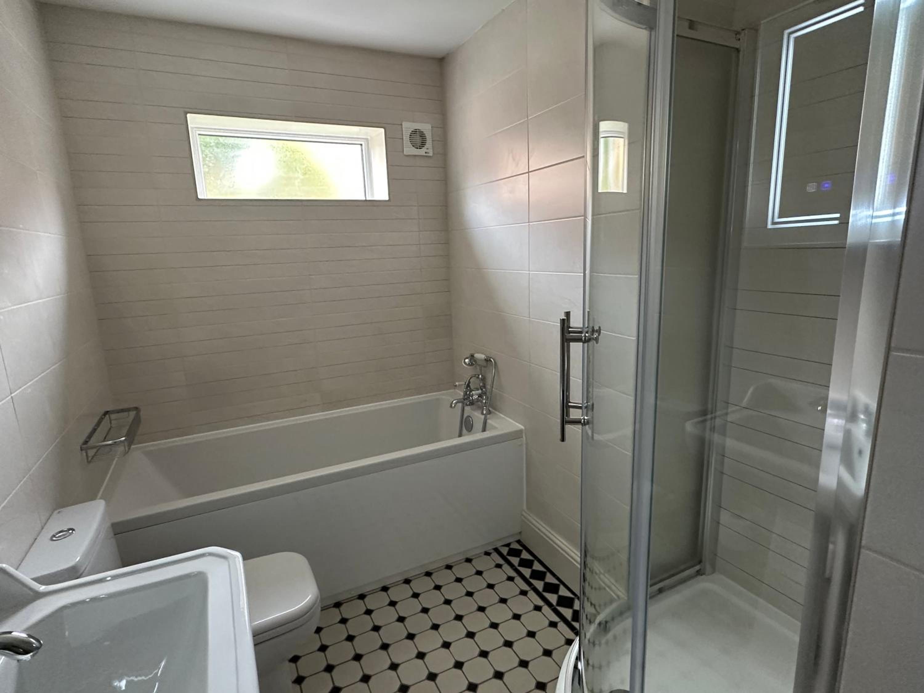 Deluxe Double Room with Bath - Photo 18