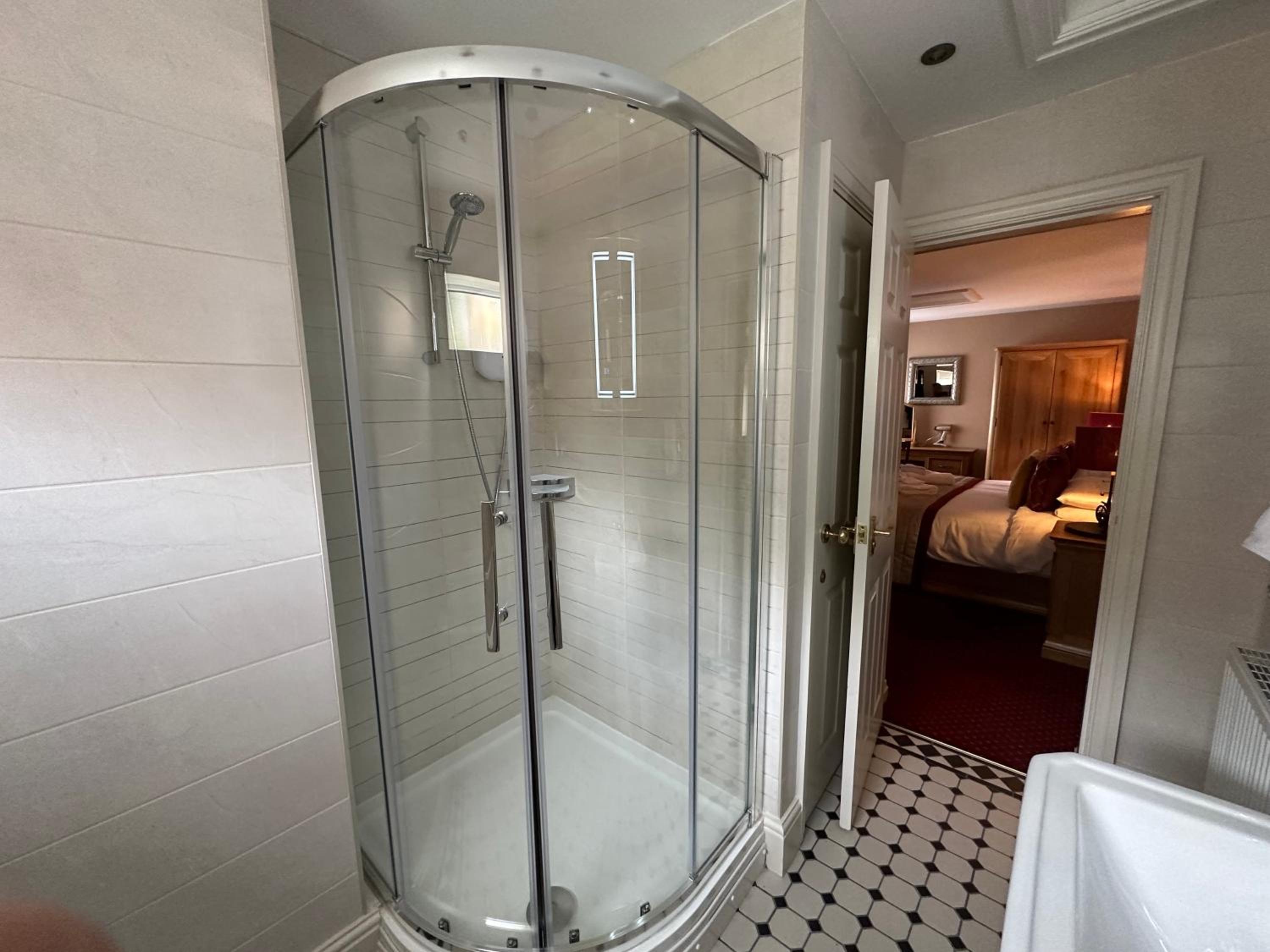 Deluxe Double Room with Bath - Photo 21