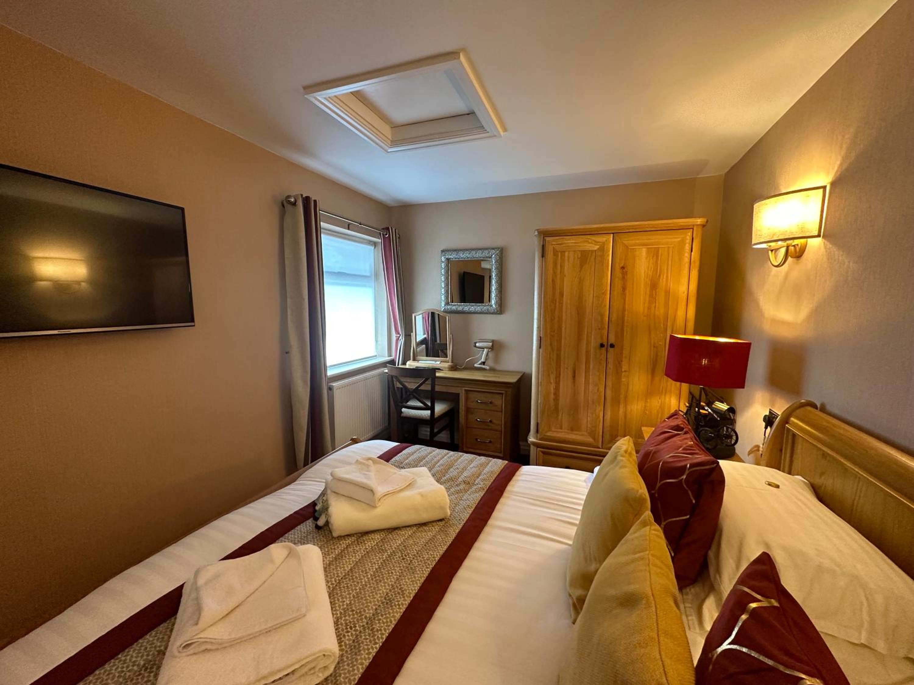 Deluxe Double Room with Bath - Photo 23