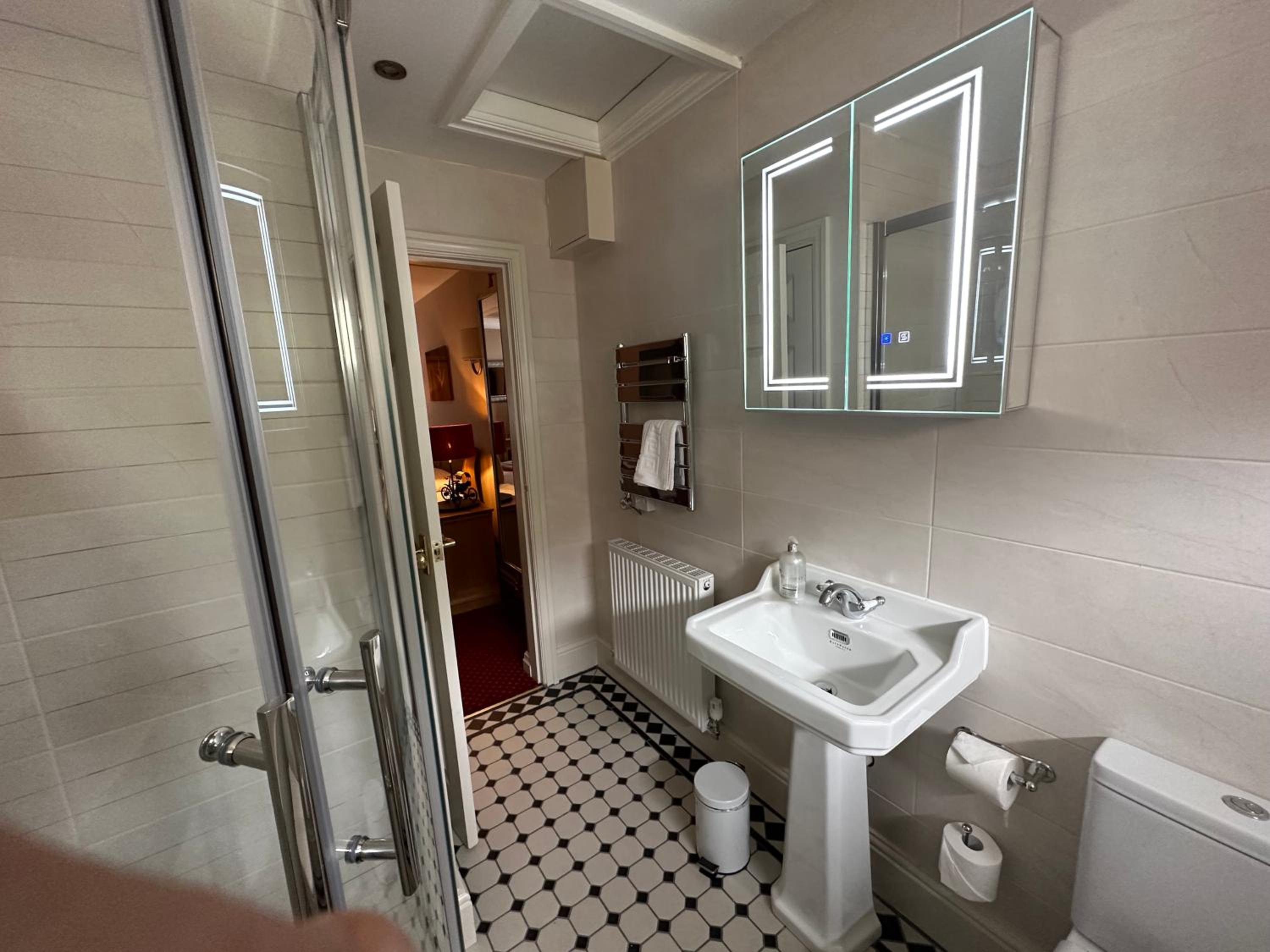 Deluxe Double Room with Bath - Photo 25