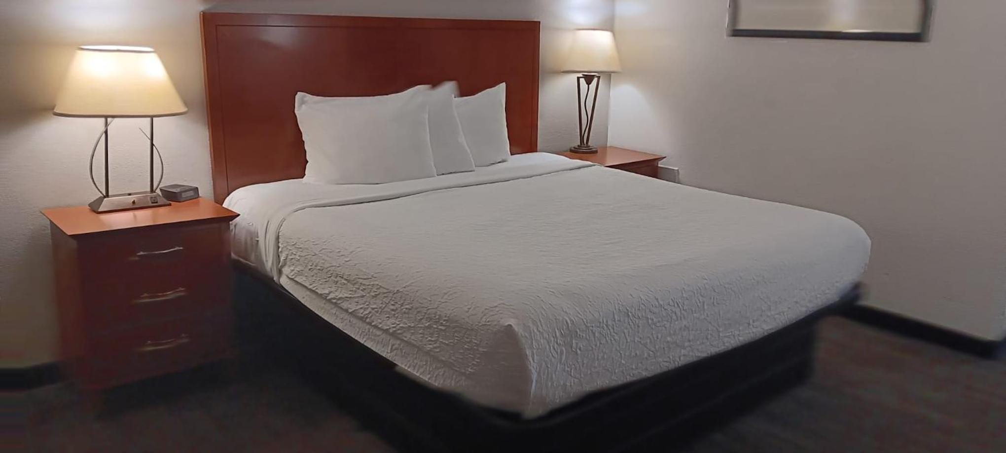 Standard King Room - Non Smoking/Poolside - Photo 3
