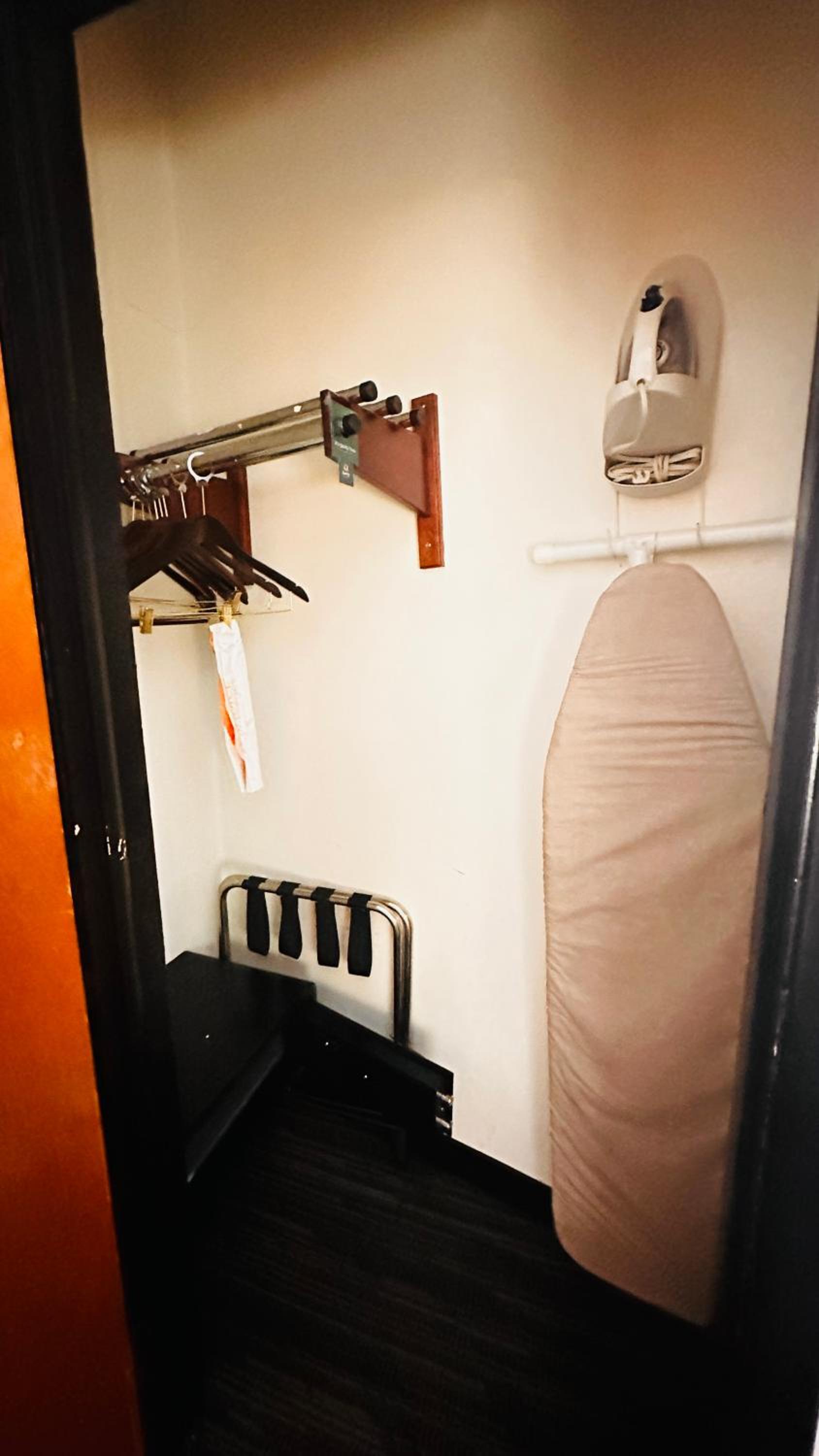 Double Room with Two Double Beds - Accessible/Non Smoking - Photo 4