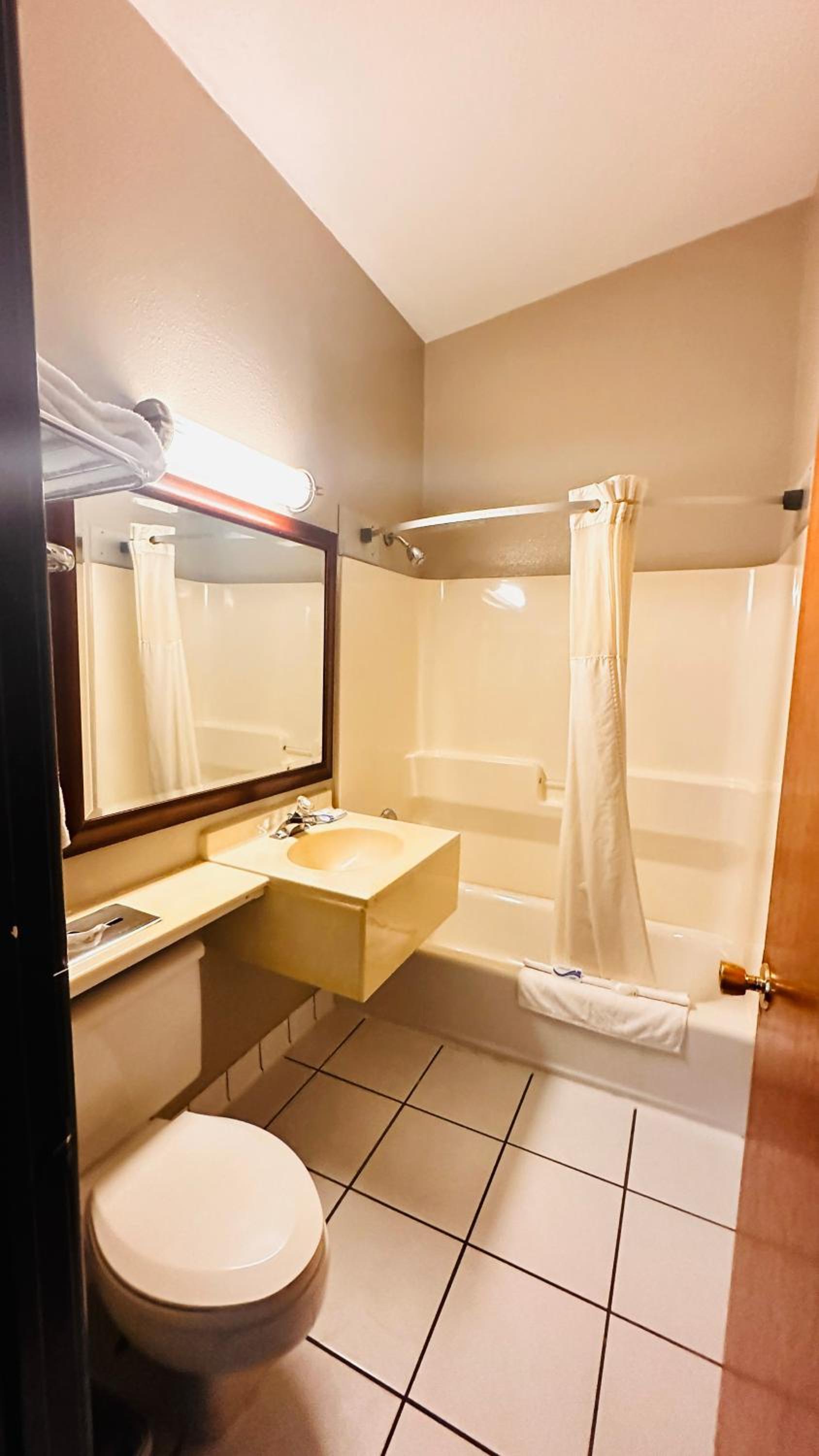 Double Room with Two Double Beds - Accessible/Non Smoking - Photo 7