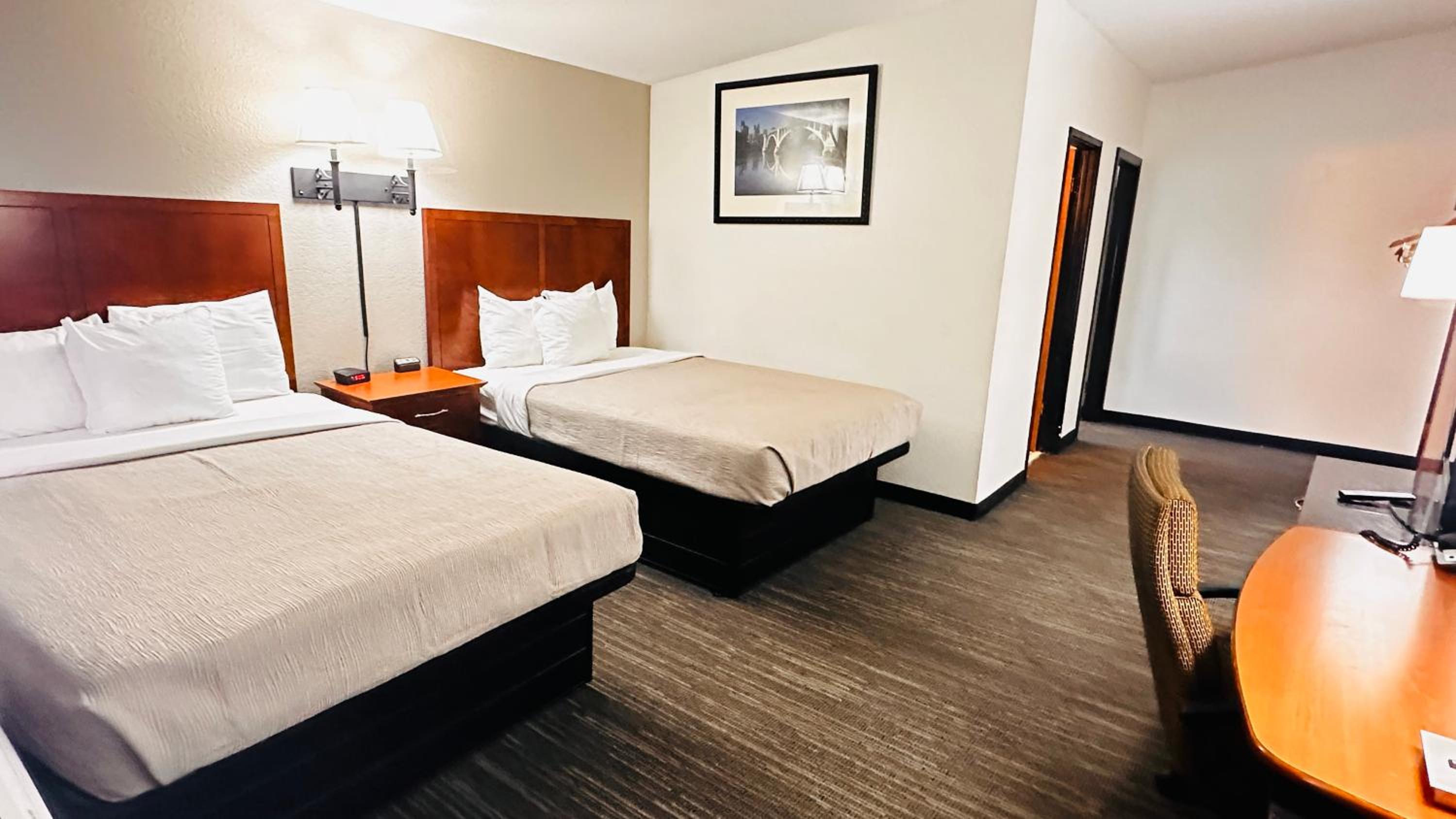 Double Room with Two Double Beds - Accessible/Non Smoking - Photo 2