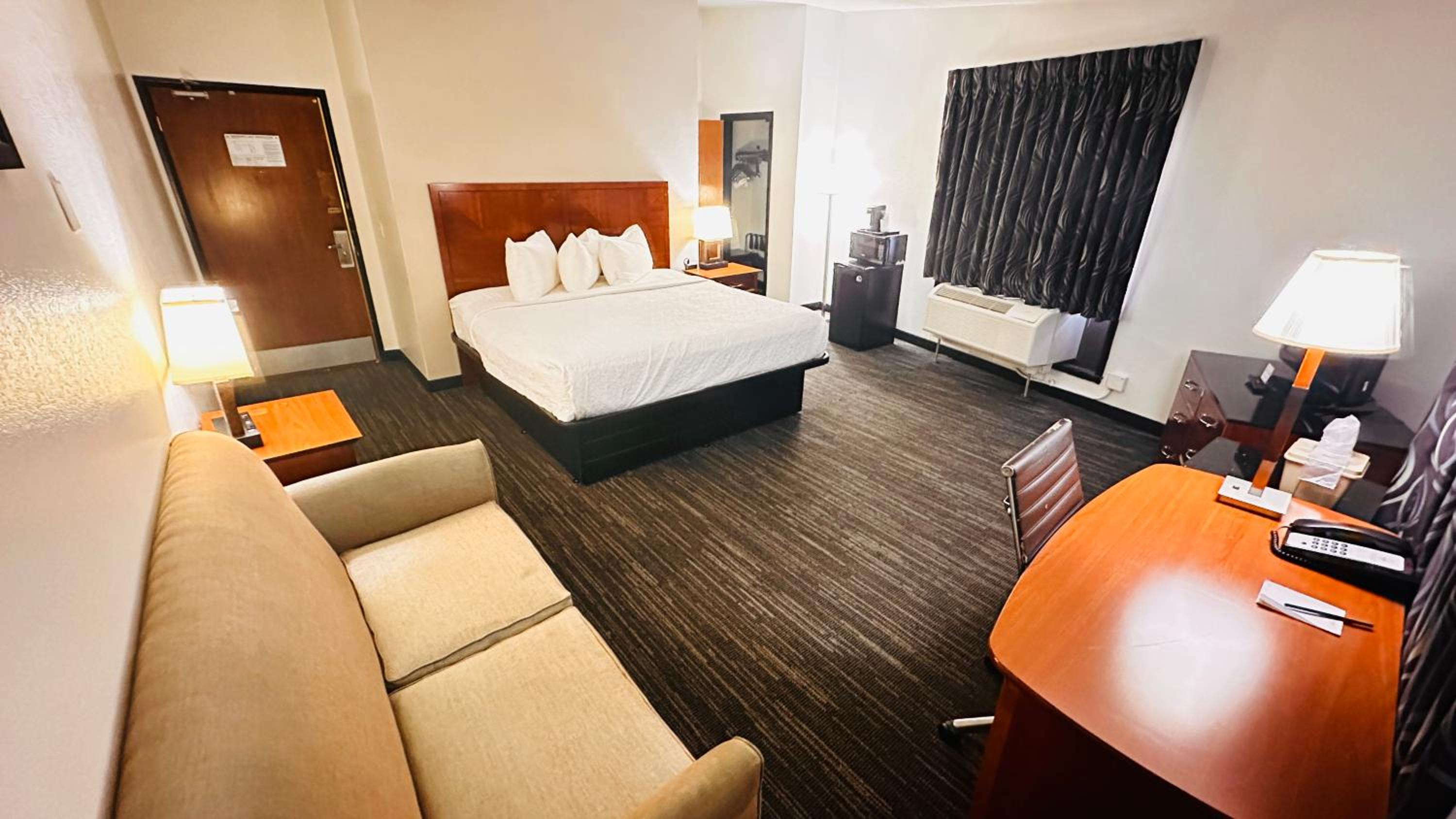 King Suite with Sofa Bed - Non Smoking - Photo 1
