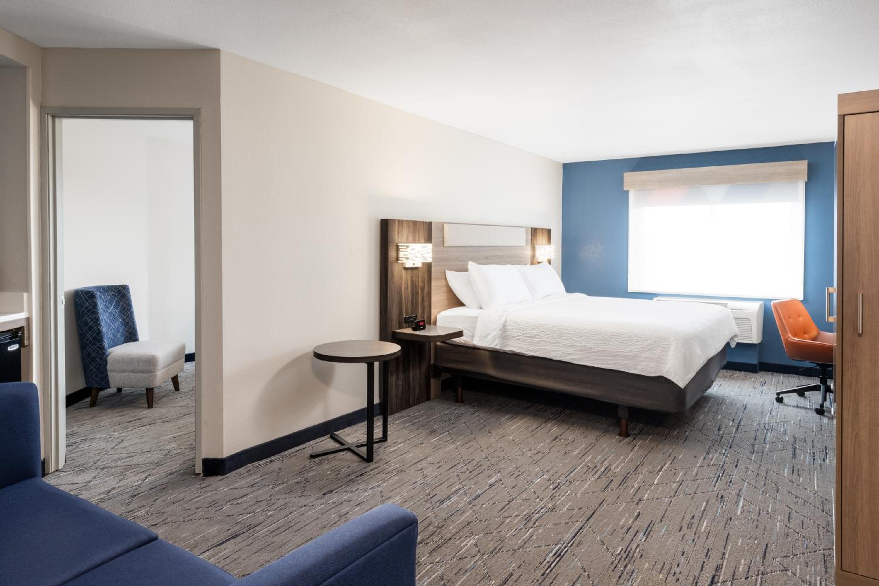 Standard King Room with King and Queen Bed - Photo 1