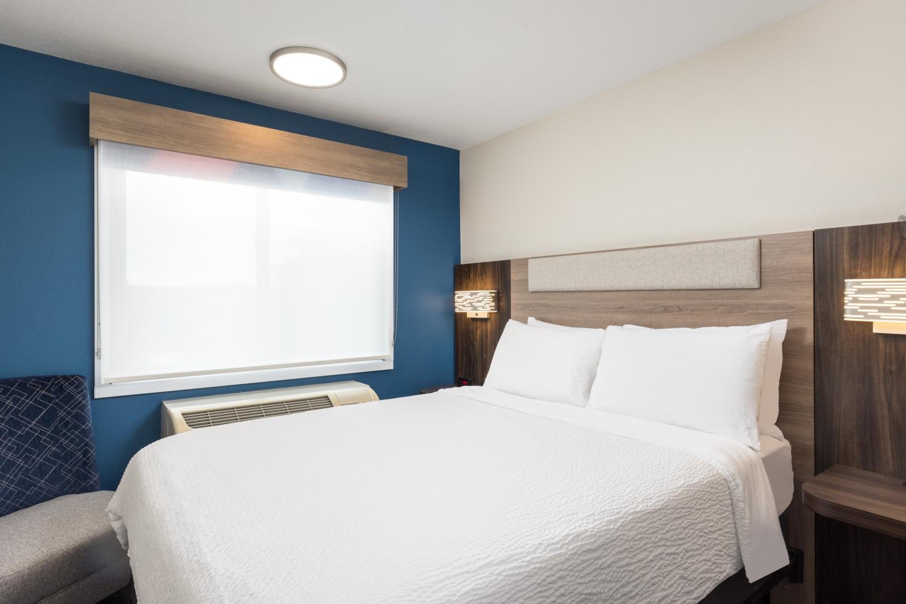 Standard King Room with King and Queen Bed - Photo 8