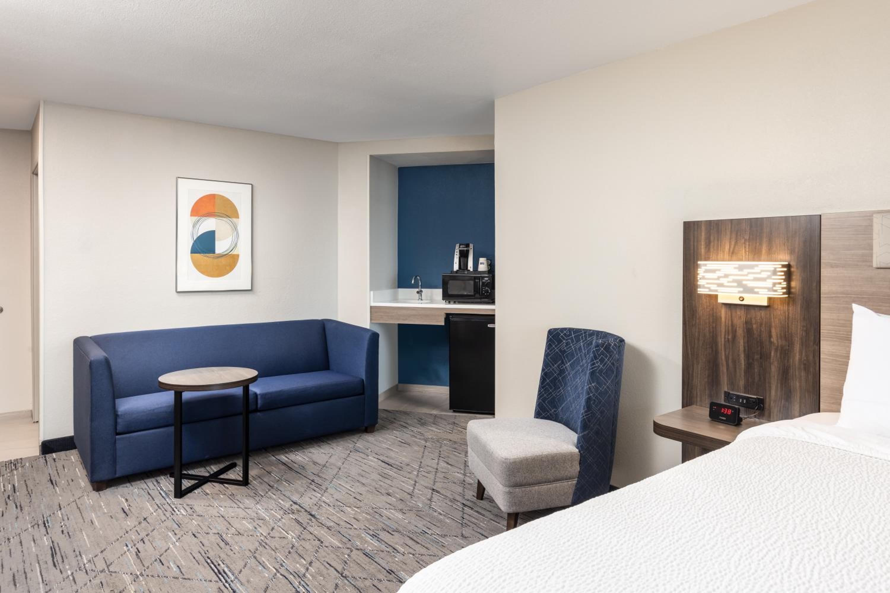 Standard King Room with King and Queen Bed - Photo 3