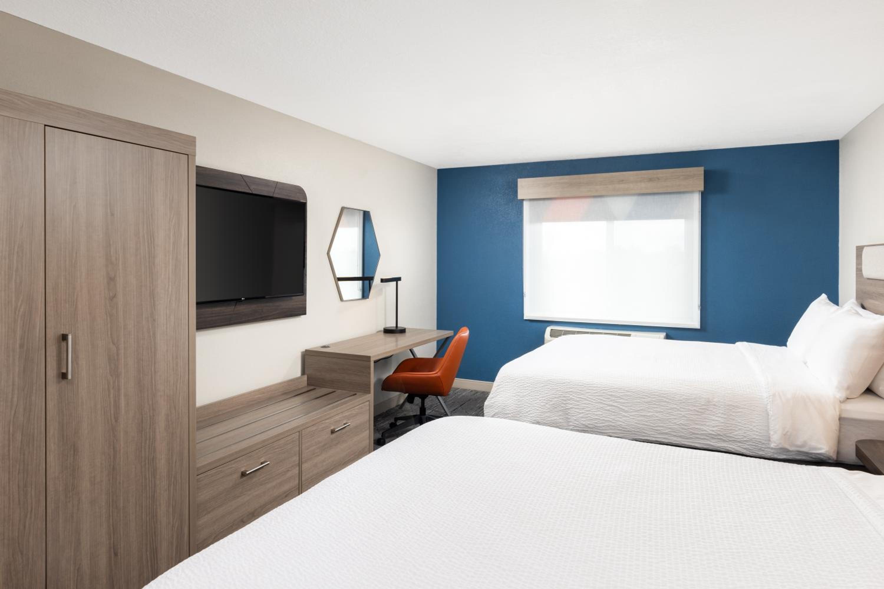 Standard Room with Two Queen Beds - Photo 2