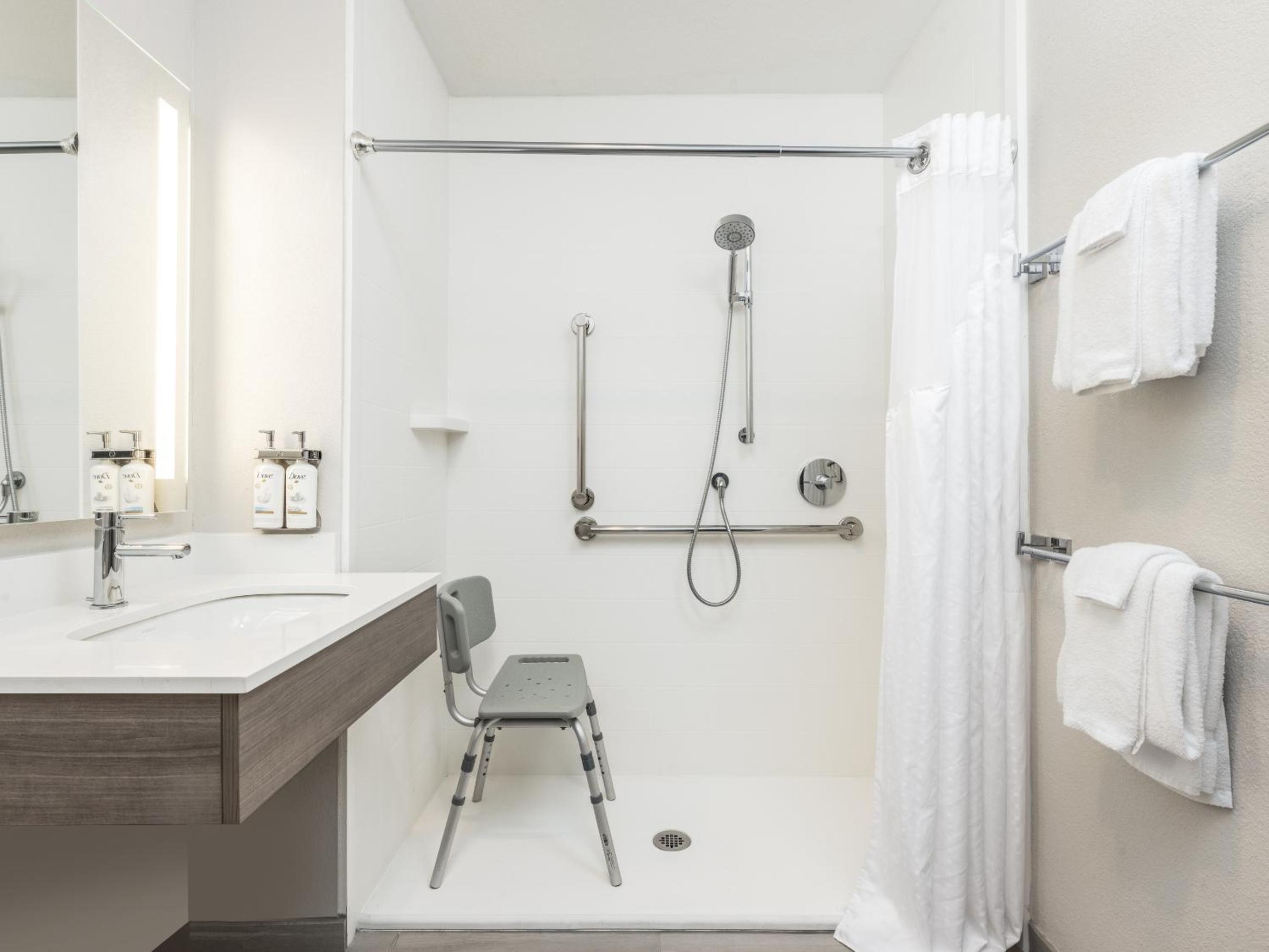 Standard Queen Room with Two Queen Beds and Mobility Accessible Roll-In Shower - Photo 5